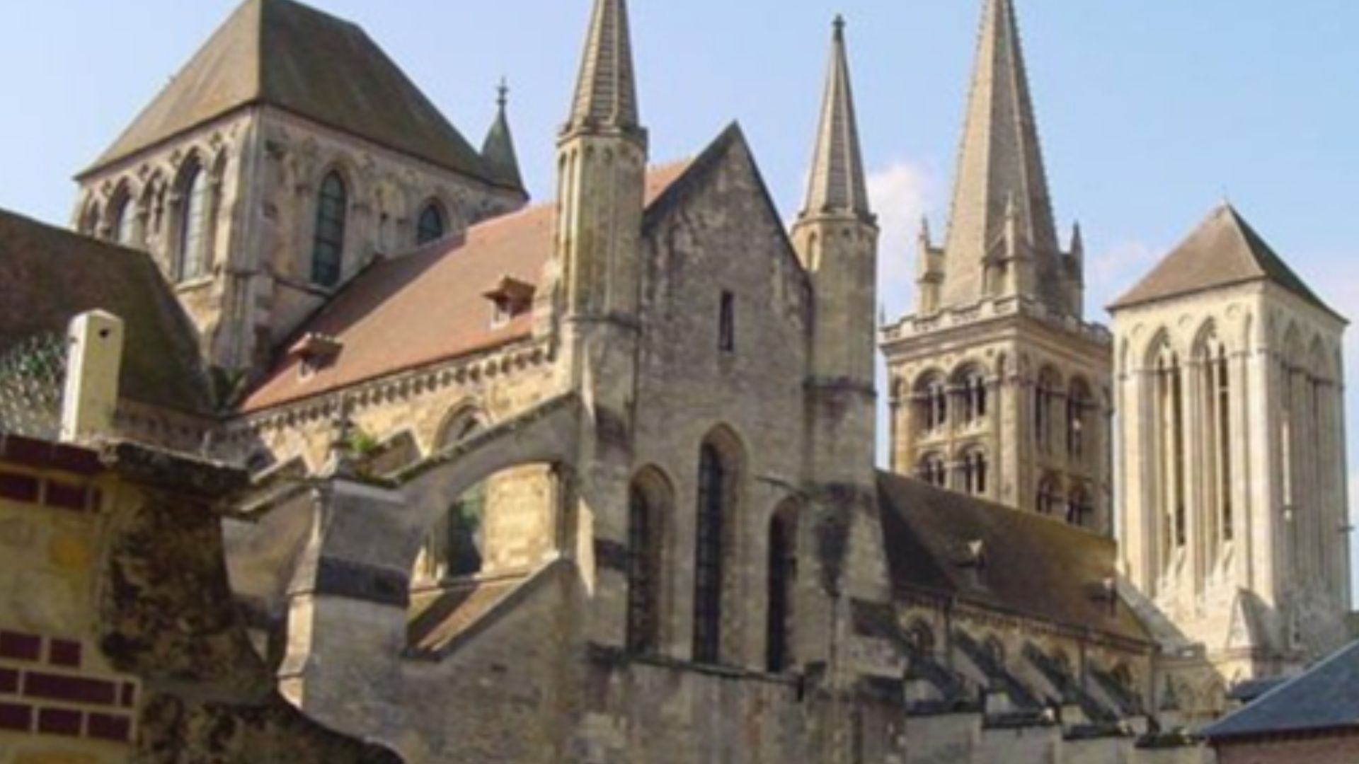 File:Cathedrale de Lisieux vue du nord-est.jpg