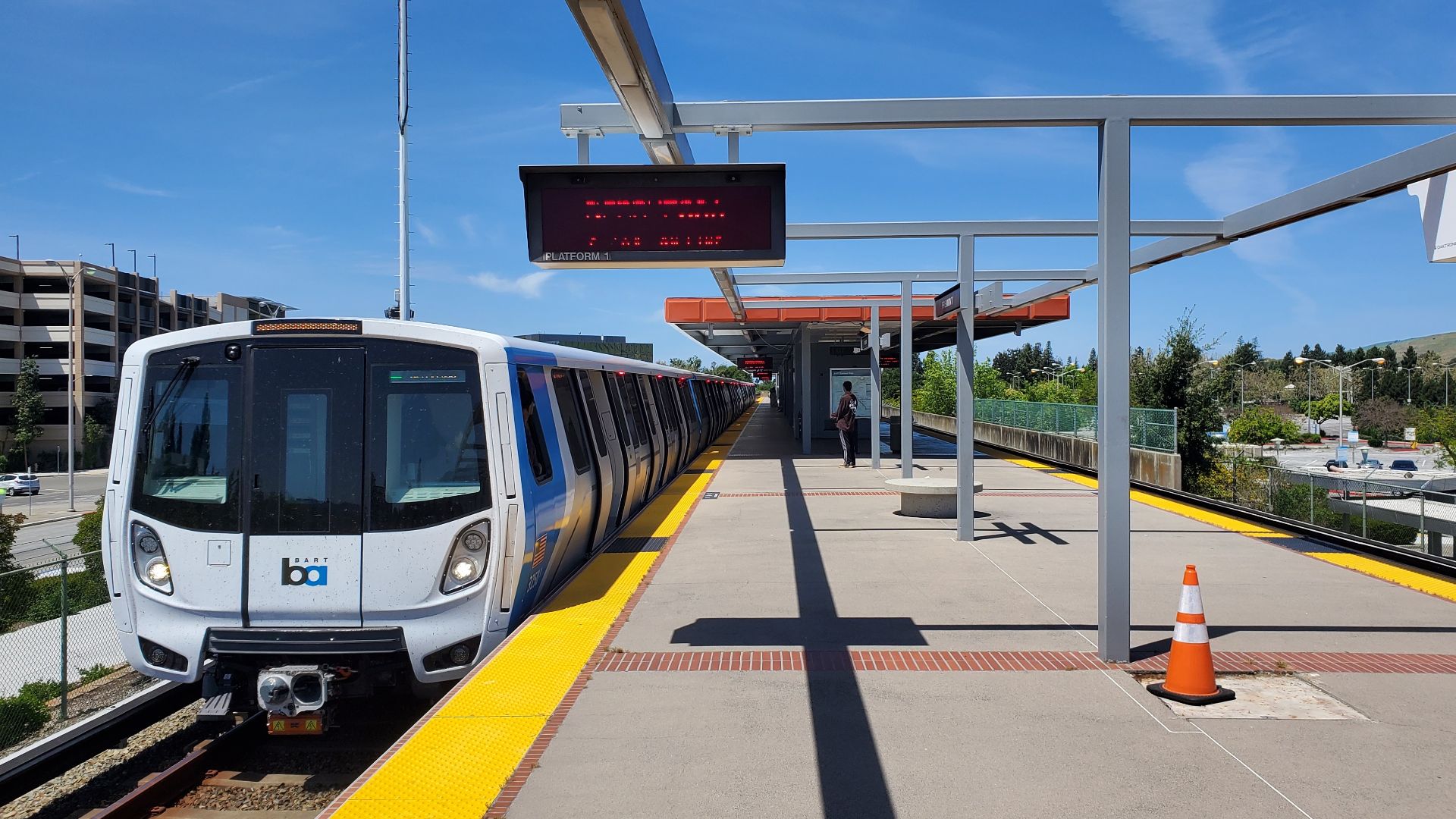 File:Southbound train at Fremont station, April 2024.jpg
