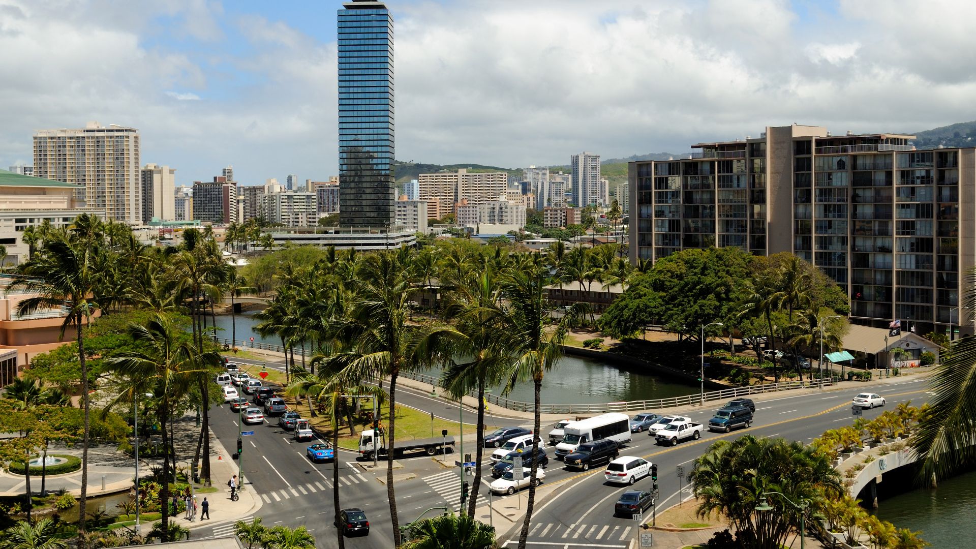 File:Heading into Waikiki from McCully Street in Honolulu, Hawaii.jpg