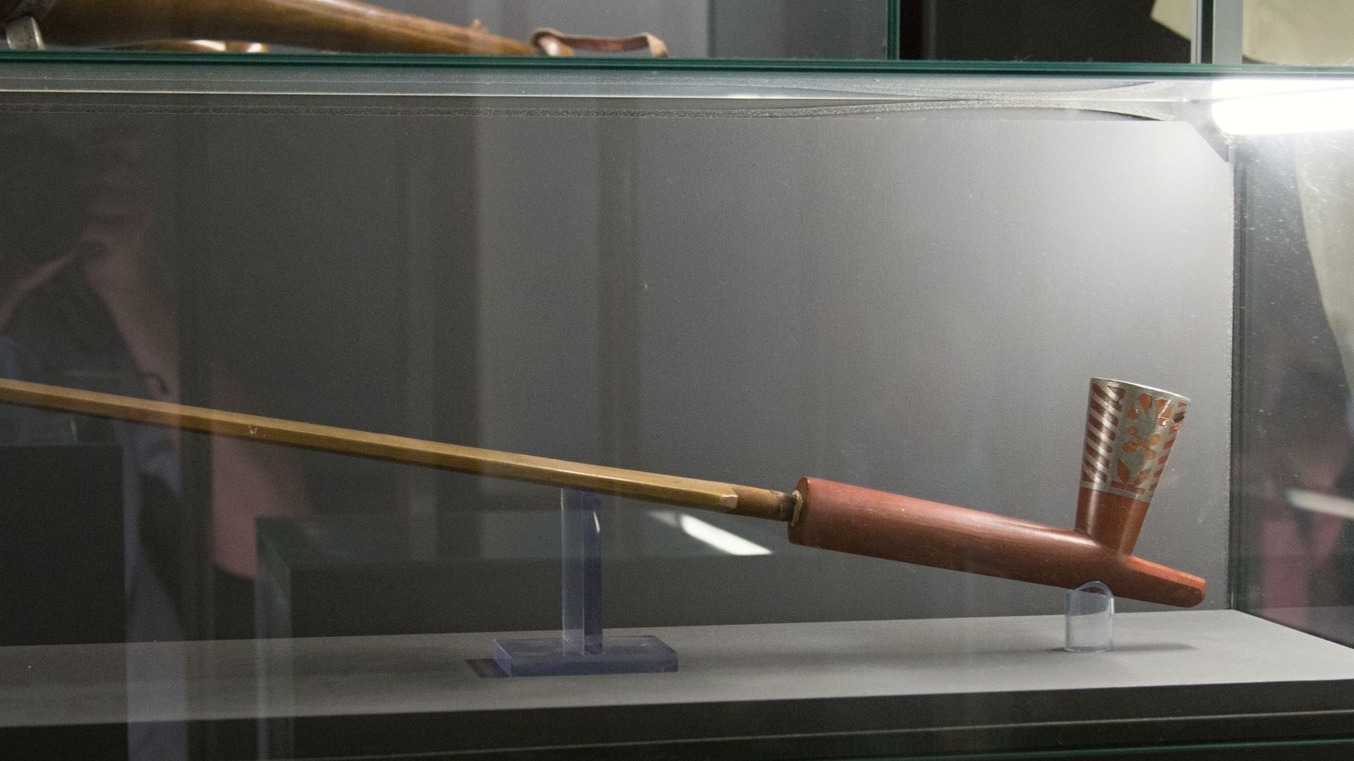 File:Ceremonial pipe, Dakota people, NM Preague, 191526.jpg