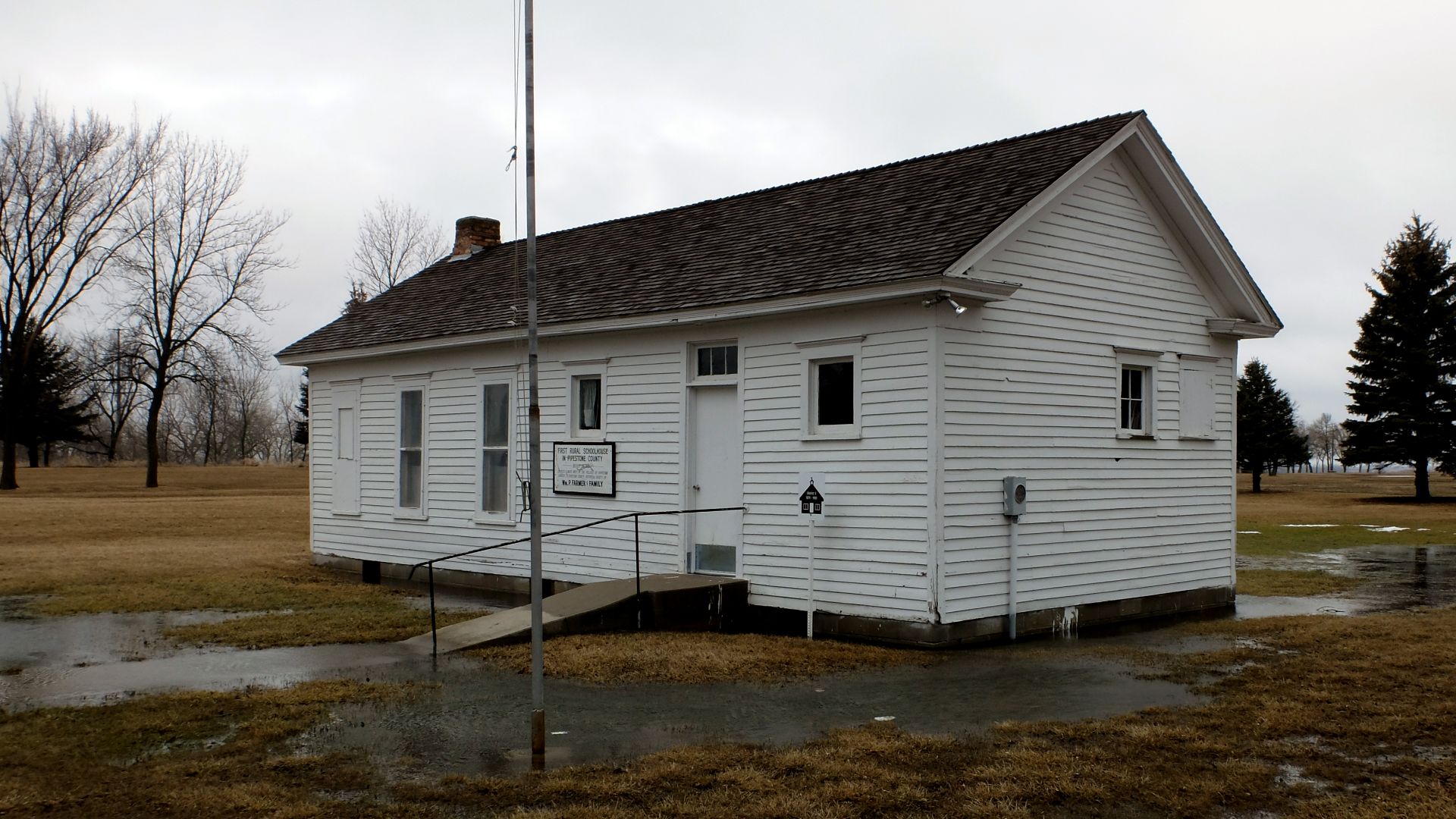 File:Pipestone County District 3 country school-3qtr.jpg