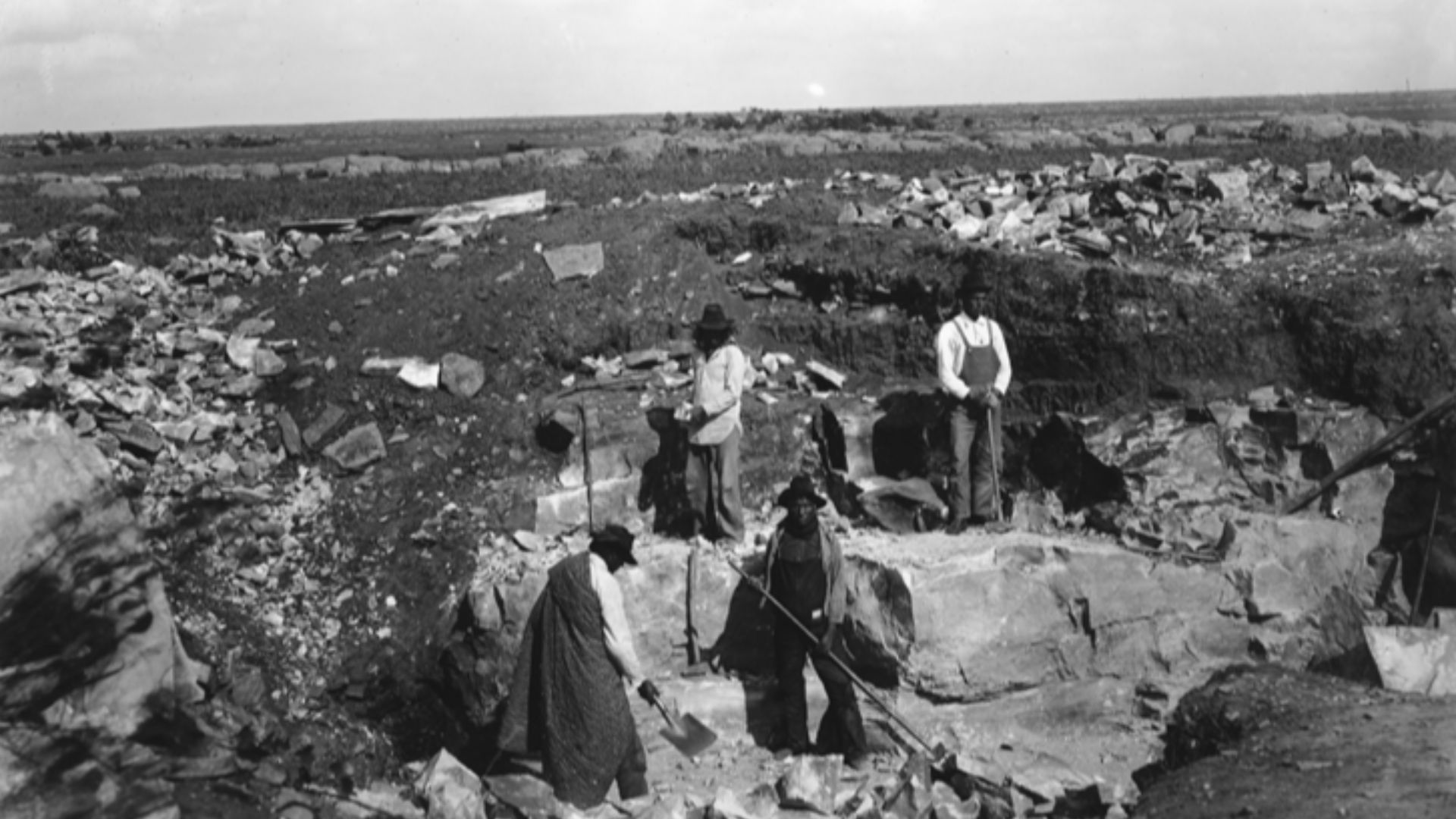 File:Native American men quarrying together for pipestone (34970670-e4bd-4037-ada1-68efbdfa022c).gif