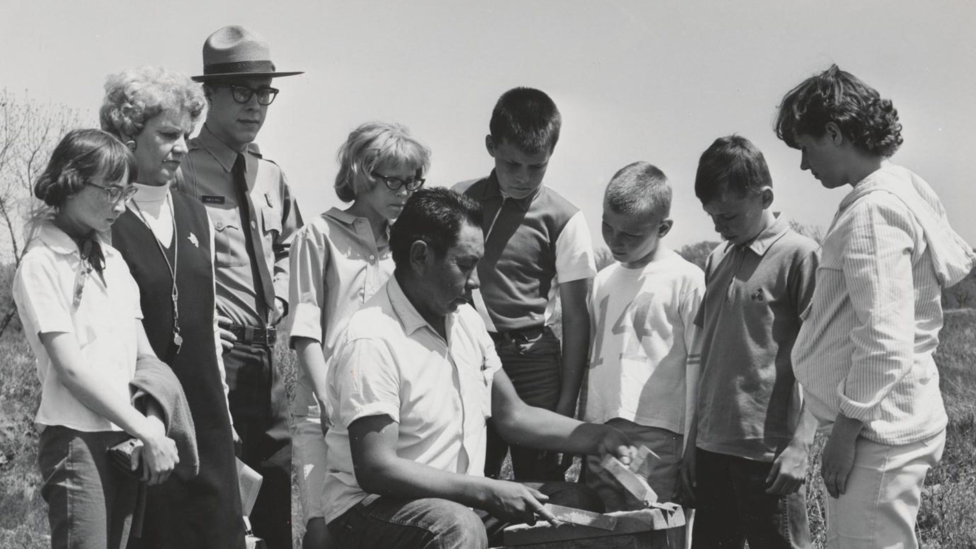File:Harvey Derby Teaching Kids about Pipestone Carving (c723a5e1-2214-4697-9383-20f4da01d025).jpg