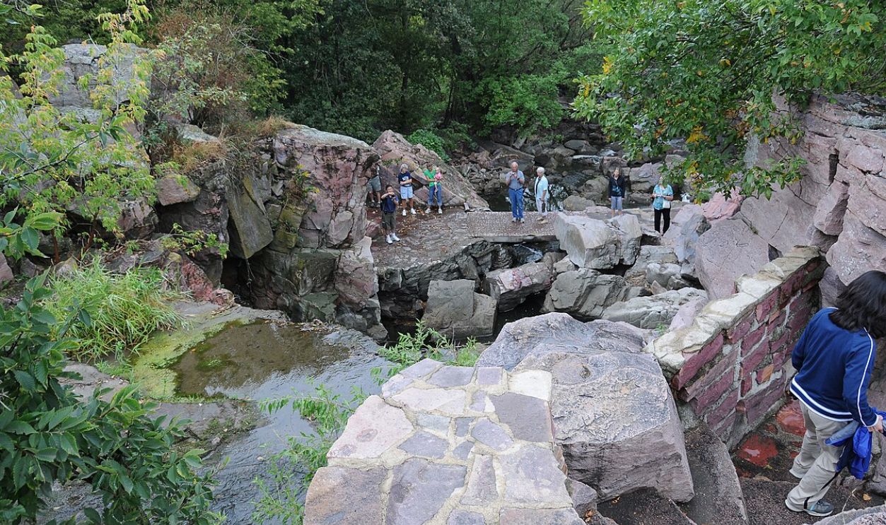 File:Spectacular scenic views from Pipestone National Monument's Circle Trail. (d199a7b1-d366-b08d-d8a1-f4629a73e0e4).JPG