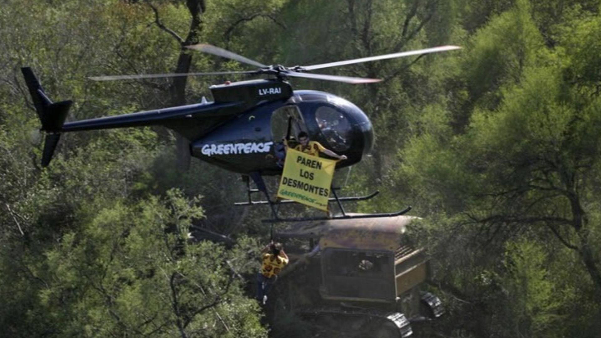 File:Greenpeacehelicopter-Chaco.jpg