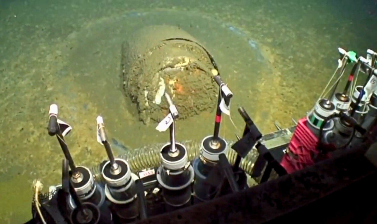 Mineral Behind The Halos