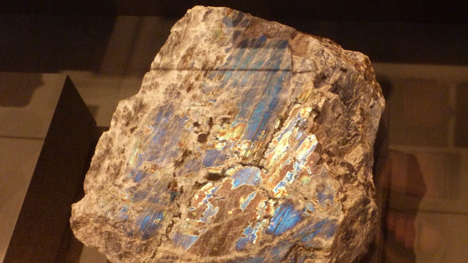 File:Mineral exhibit - Anorthite (32131373936).jpg