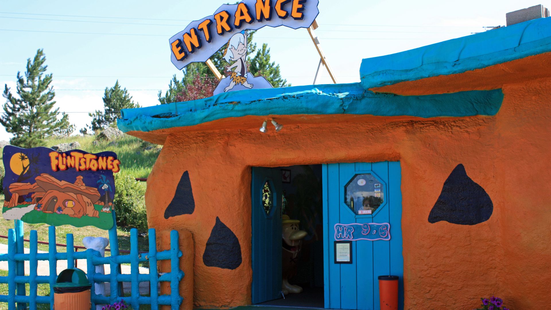 File:Entrance to Bedrock City, South Dakota.jpg
