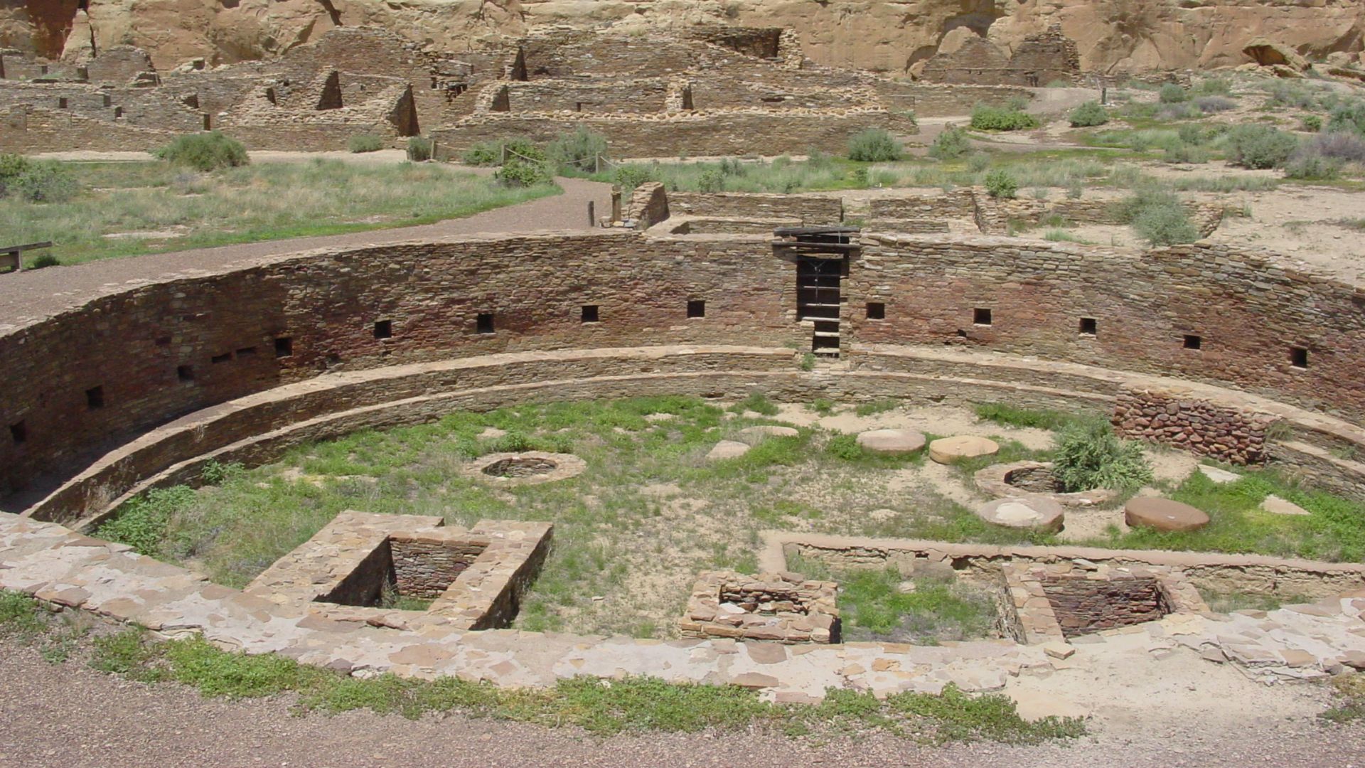 File:Chaco Canyon Chetro Ketl great kiva plaza NPS.jpg