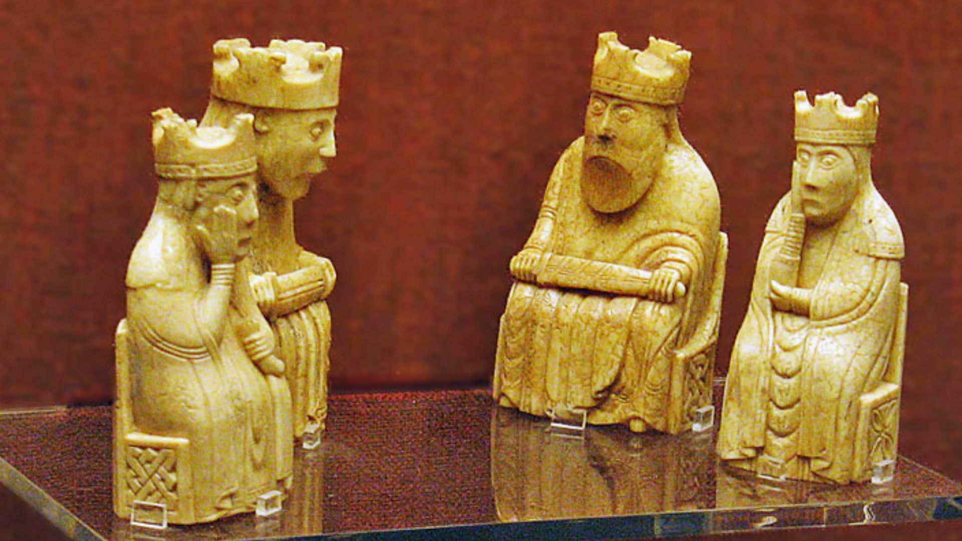 File:UigChessmen SelectionOfKings.jpg