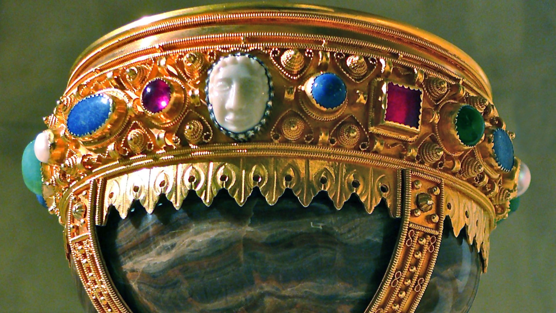 File:Cáliz de Doña-Urraca.jpg