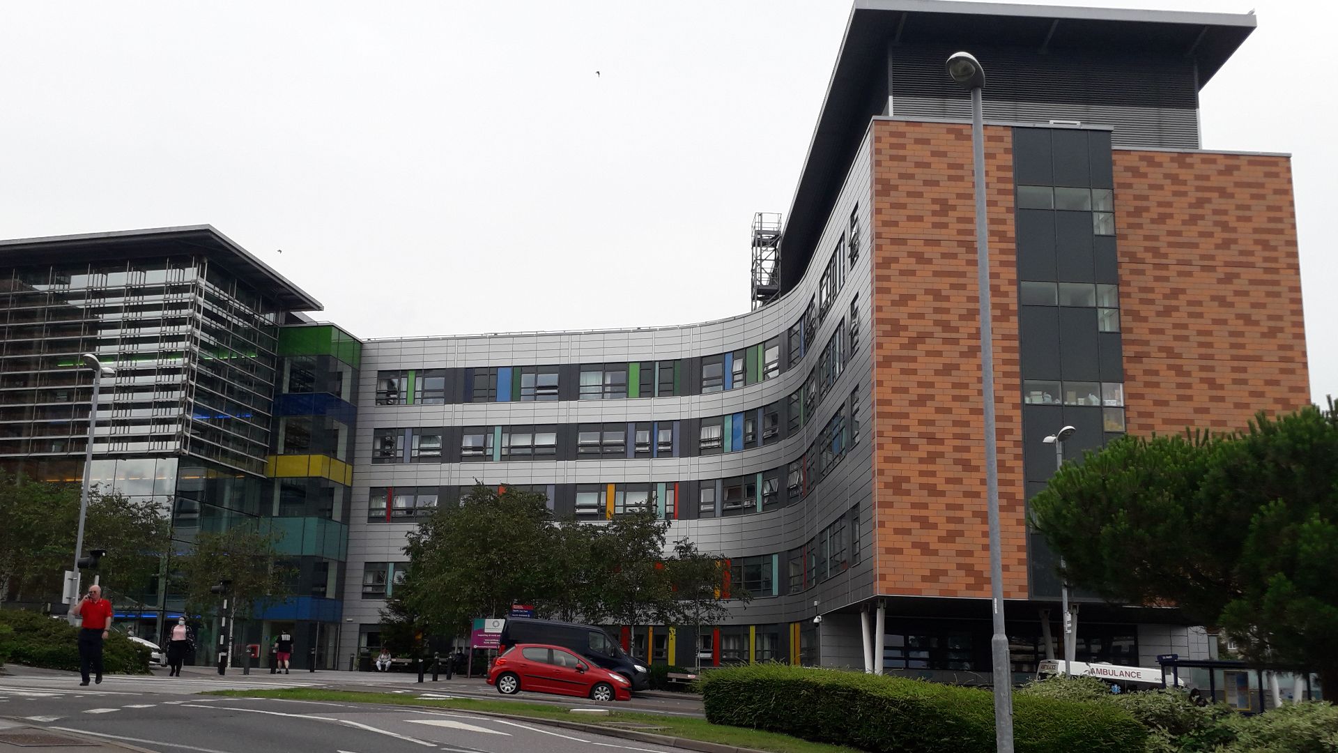 File:QA Hospital Cosham Main Entrance.jpg