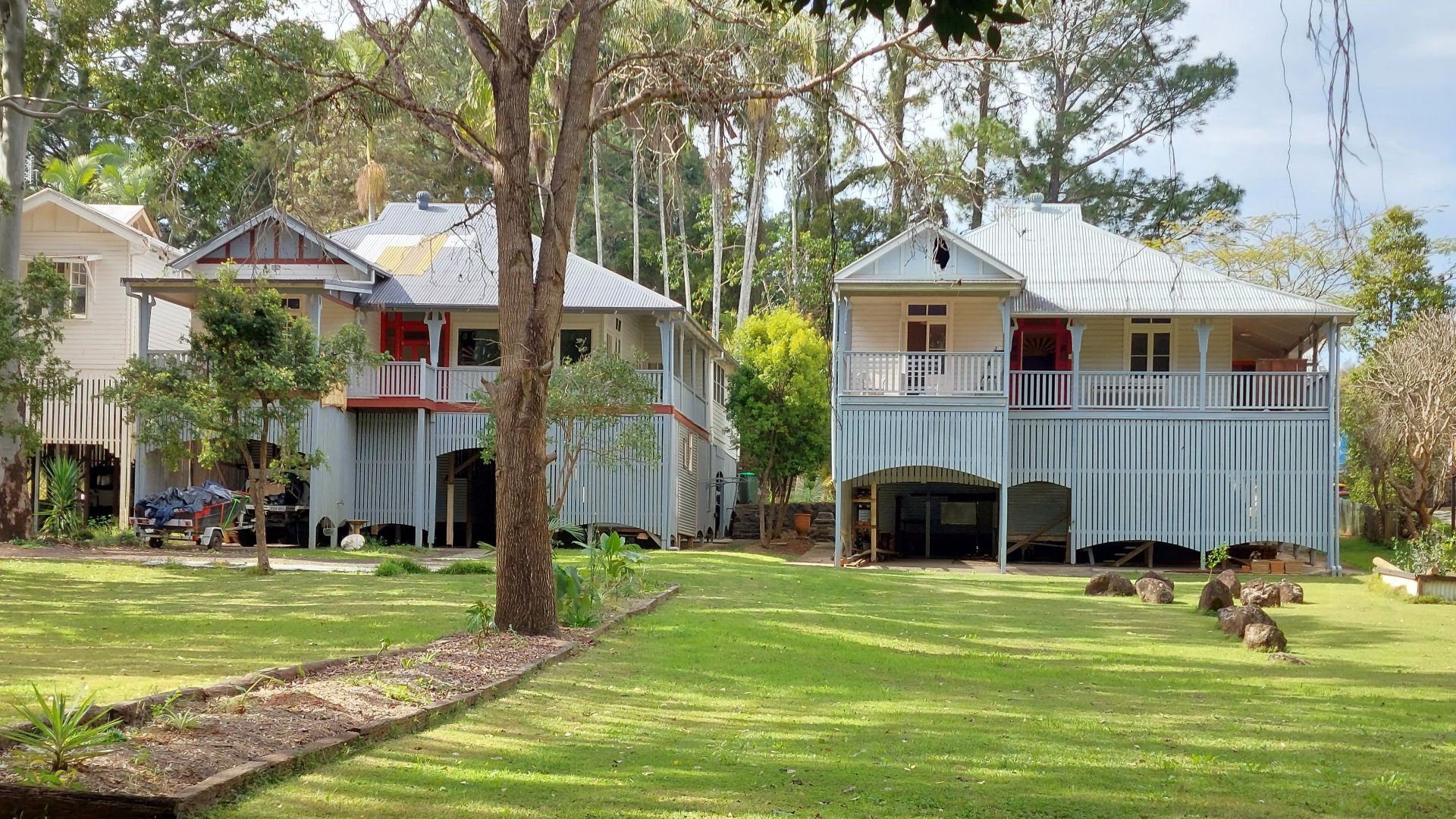 File:High Set houses in Lismore.jpg