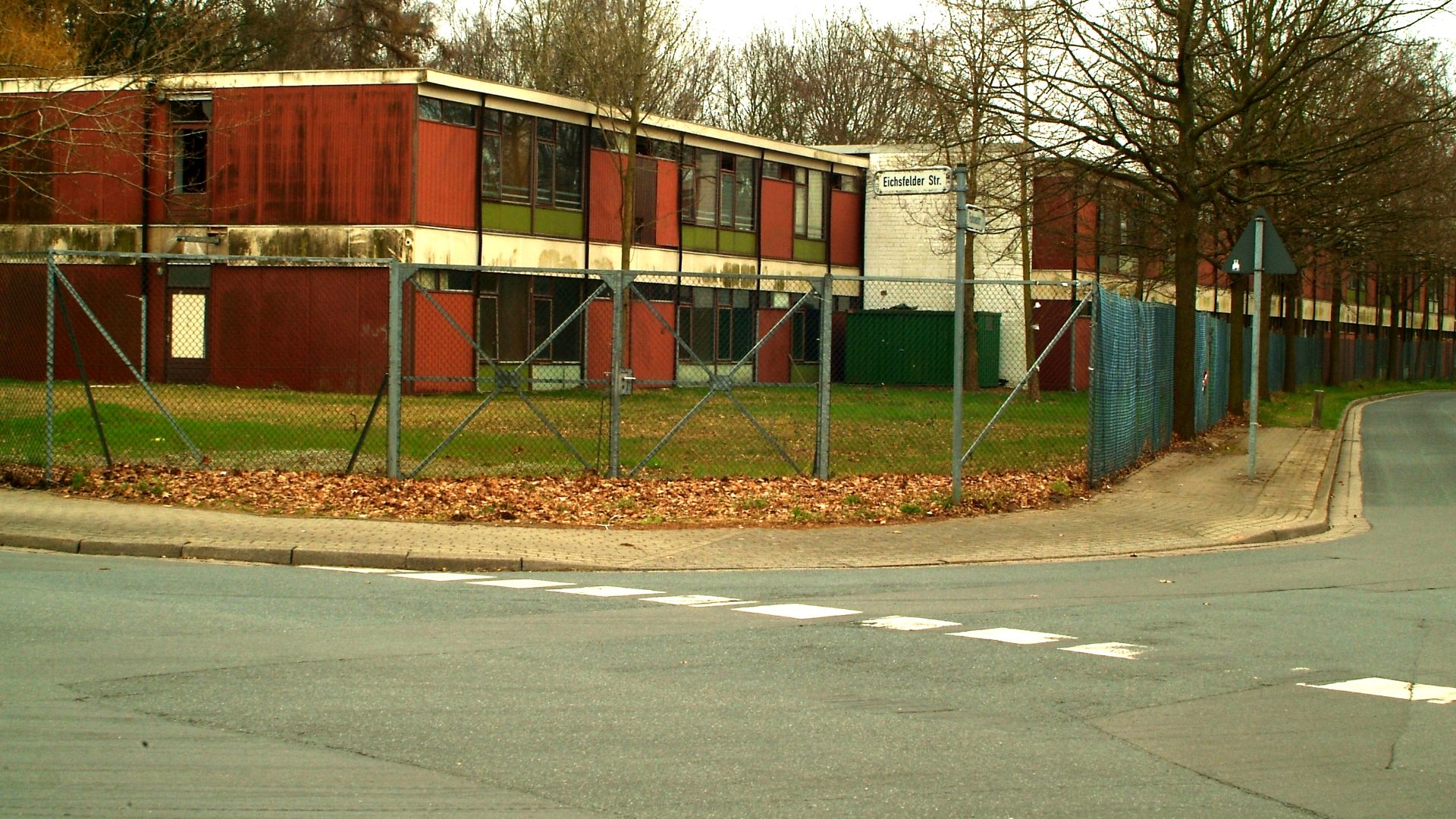 File:Alte Wohncontainer Asylbewerberheim Hannover Fuhsestraße Ecke Eichsfelder Straße.jpg
