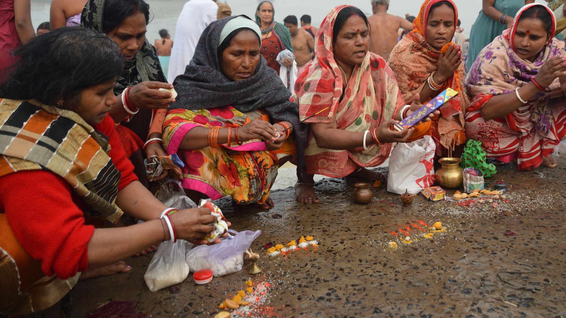 File:Hindu Devotees Pray To Surya - Makar Sankranti Observance - Baje Kadamtala Ghat - Kolkata 2018-01-14 6869.JPG
