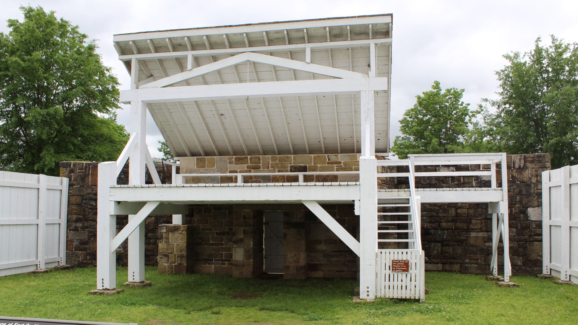 File:The Hanging Judge Gallows.jpg