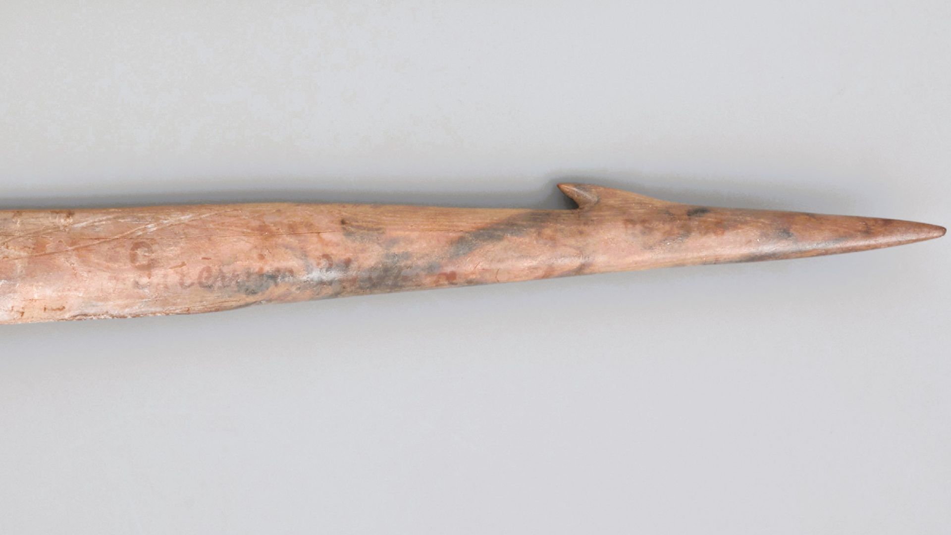 File:02023 Single-barb harpoon, deer bone, Gniewino around 9600 BC — 4100 BC.jpg