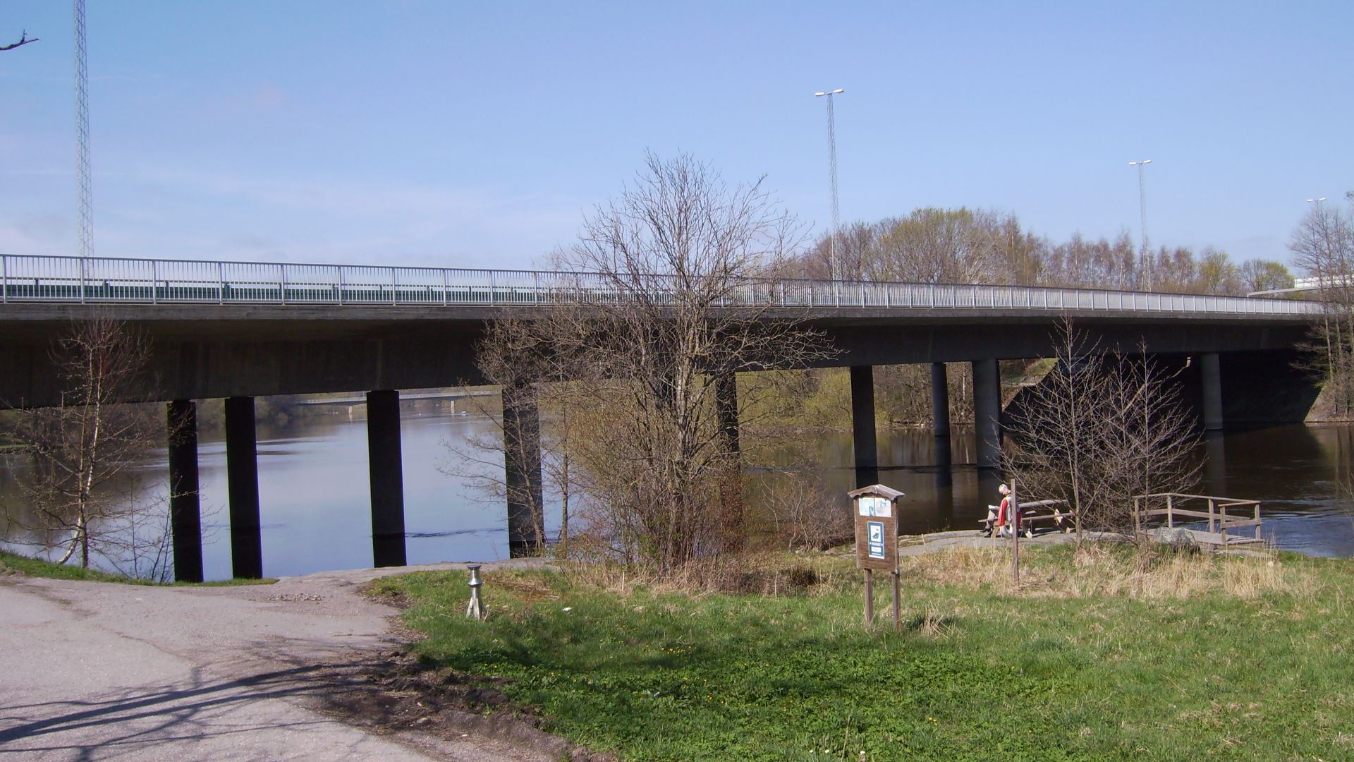 File:Riksbron över Motala ström vid Himmelstalund i Norrköping, den 24 april 2007.JPG