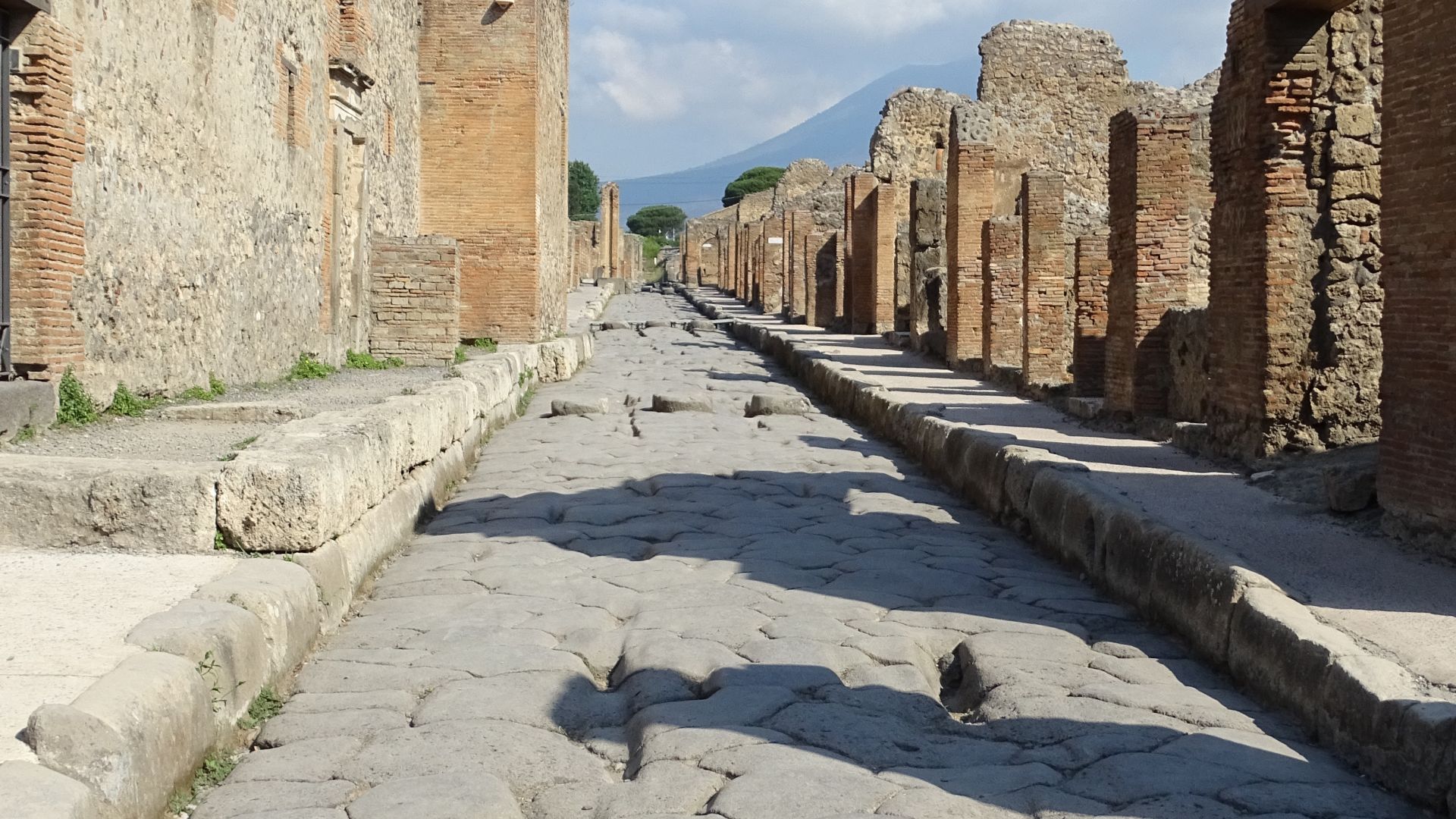 File:Pompeii Via dell' Abbondanza 01.jpg