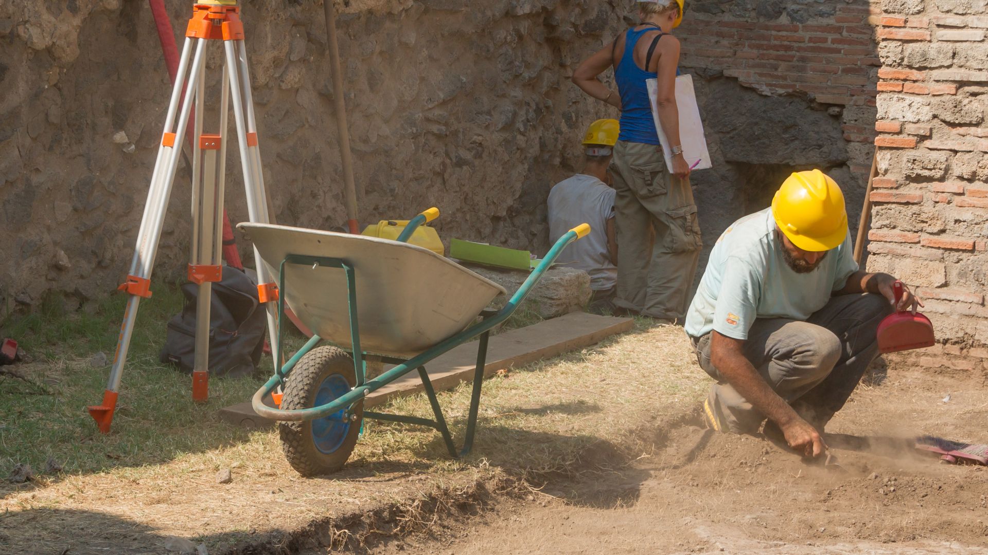 File:French archaeologists at work 2015 Pompeii.jpg