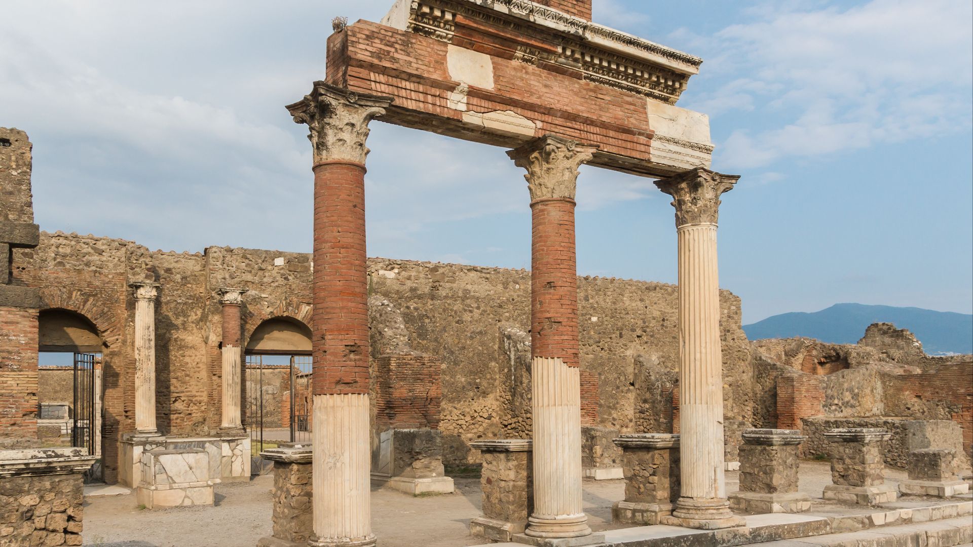 File:Columns forum Pompeii.jpg