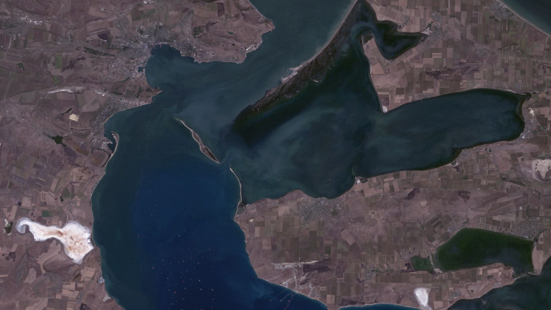 File:Kerch Strait, Ukraine, Russia, near natural colors satellite image, LandSat-5, 2011-08-30.jpg