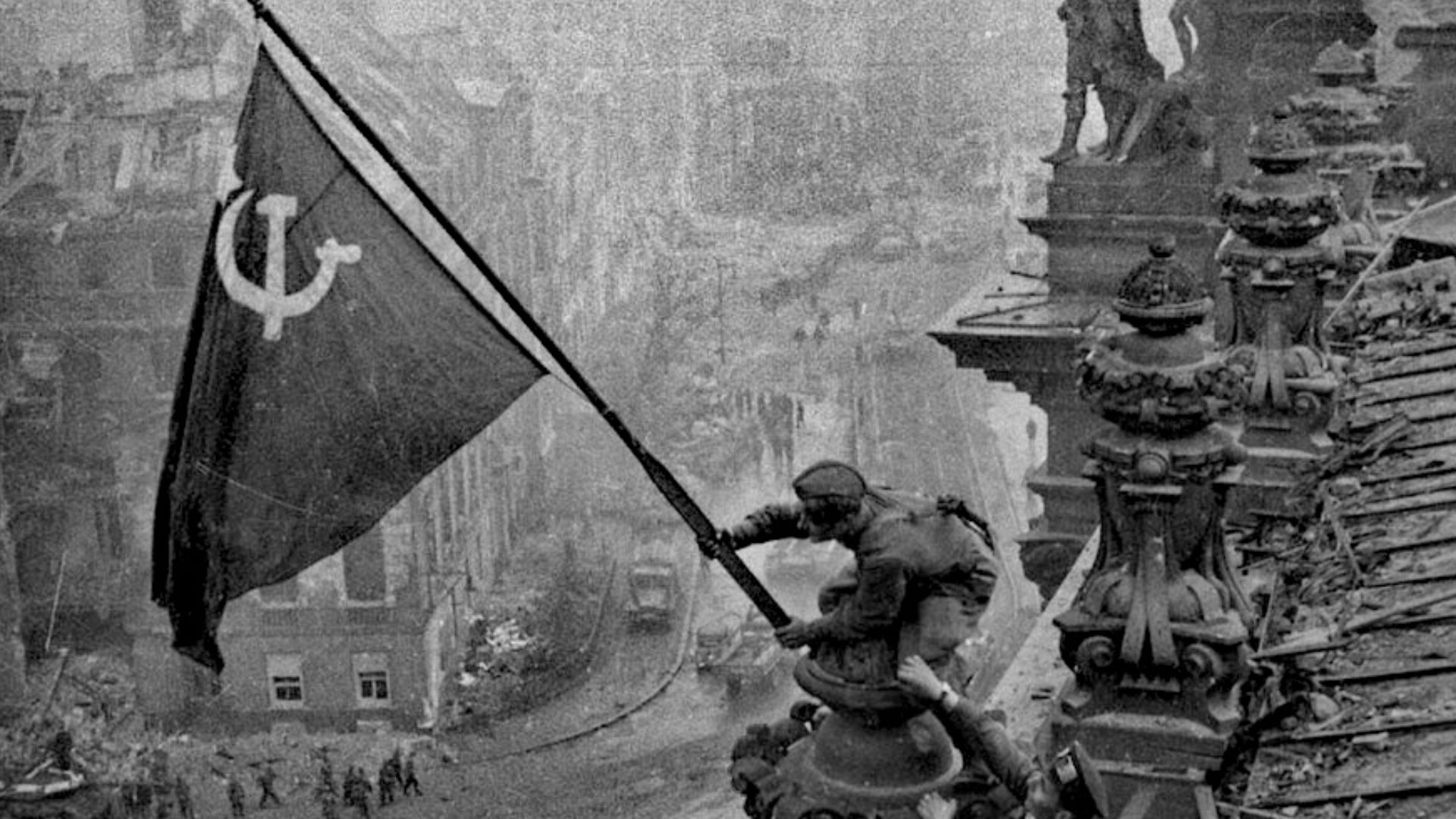 File:Raising a flag over the Reichstag 2.jpg