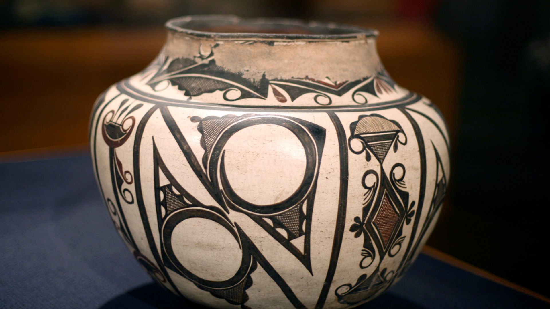 File:WLA brooklynmuseum Pueblo Zuni Water Jar.jpg