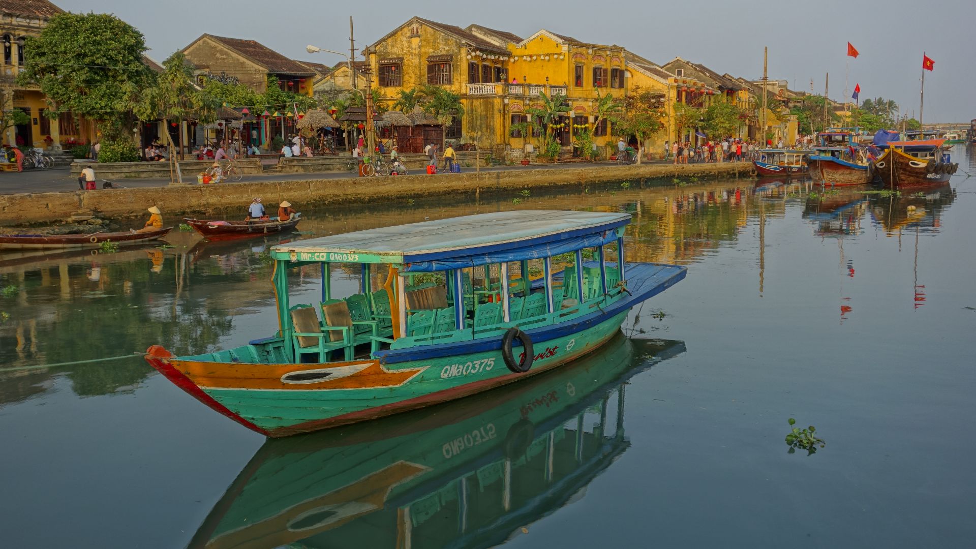 File:Boat by the water - Hoi An (16922189291).jpg