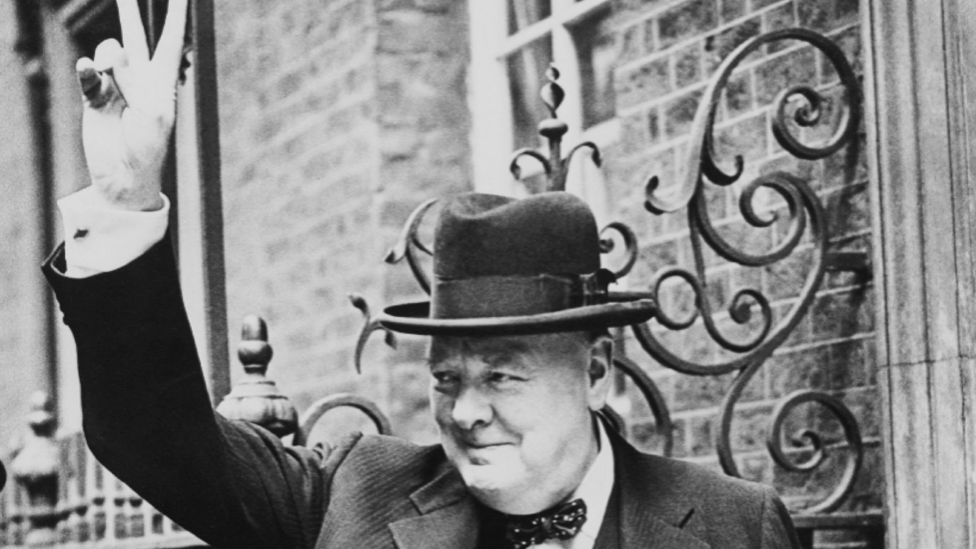 File:Churchill V sign HU 55521.jpg
