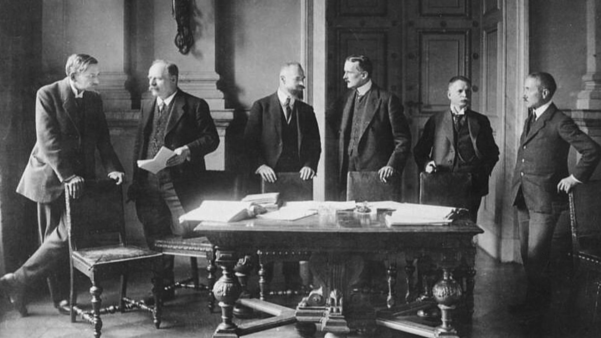 File:Bundesarchiv Bild 183-R01213, Versailles, deutsche Verhandlungdelegation.jpg