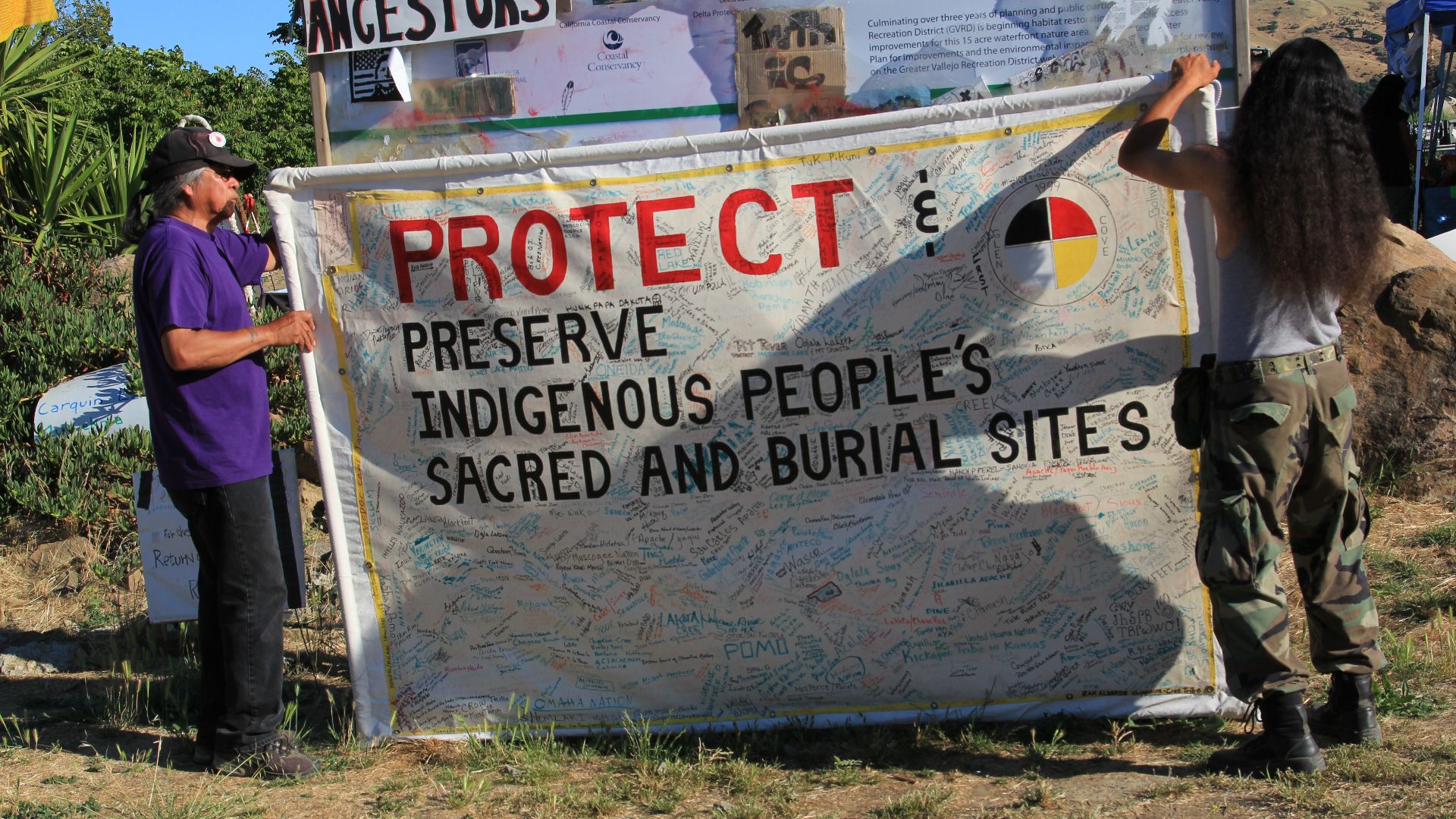 File:Protesters at Sogorea Te (Glen Cove).jpg