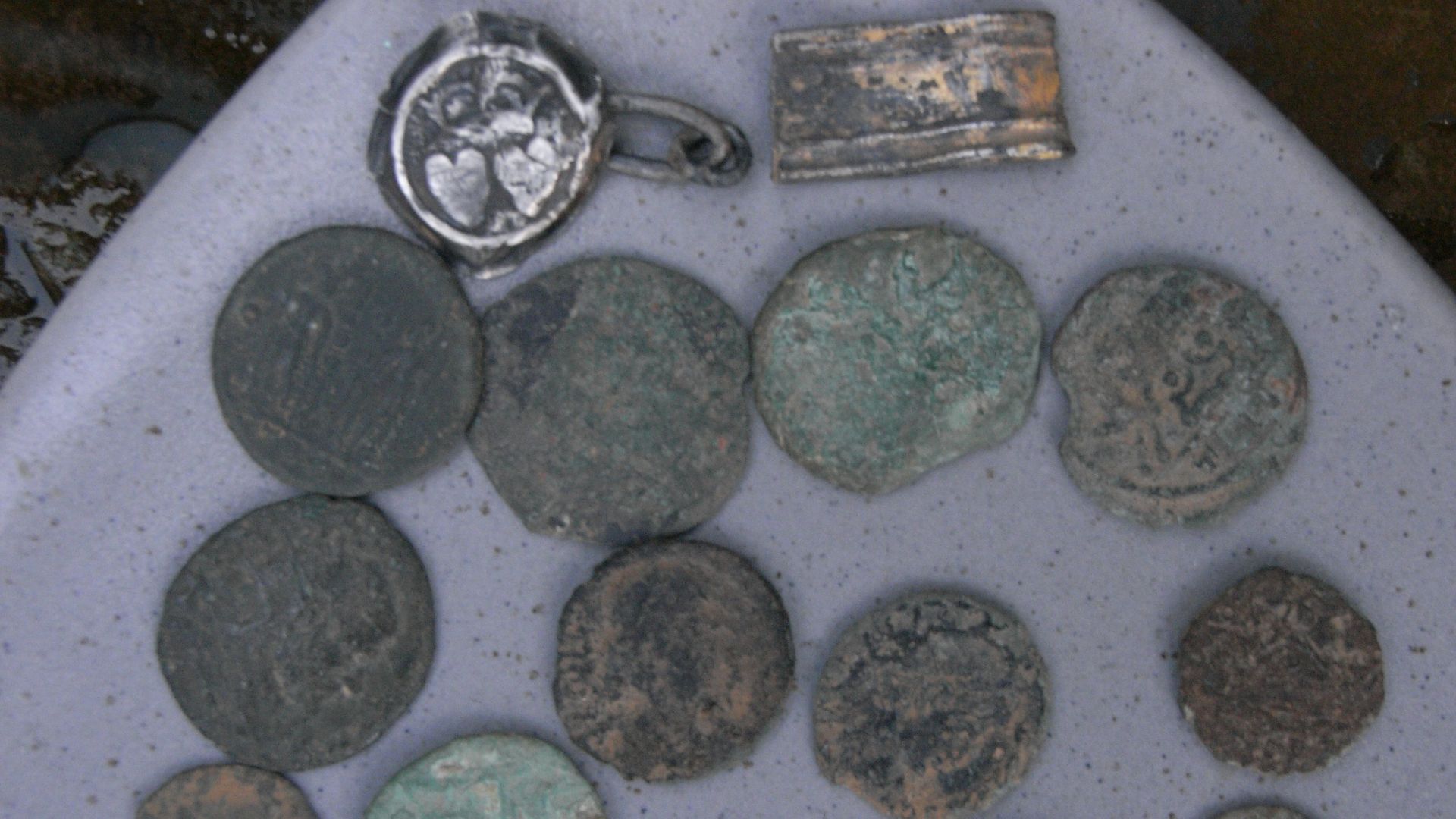 File:Roman coins (FindID 533661-471821).jpg