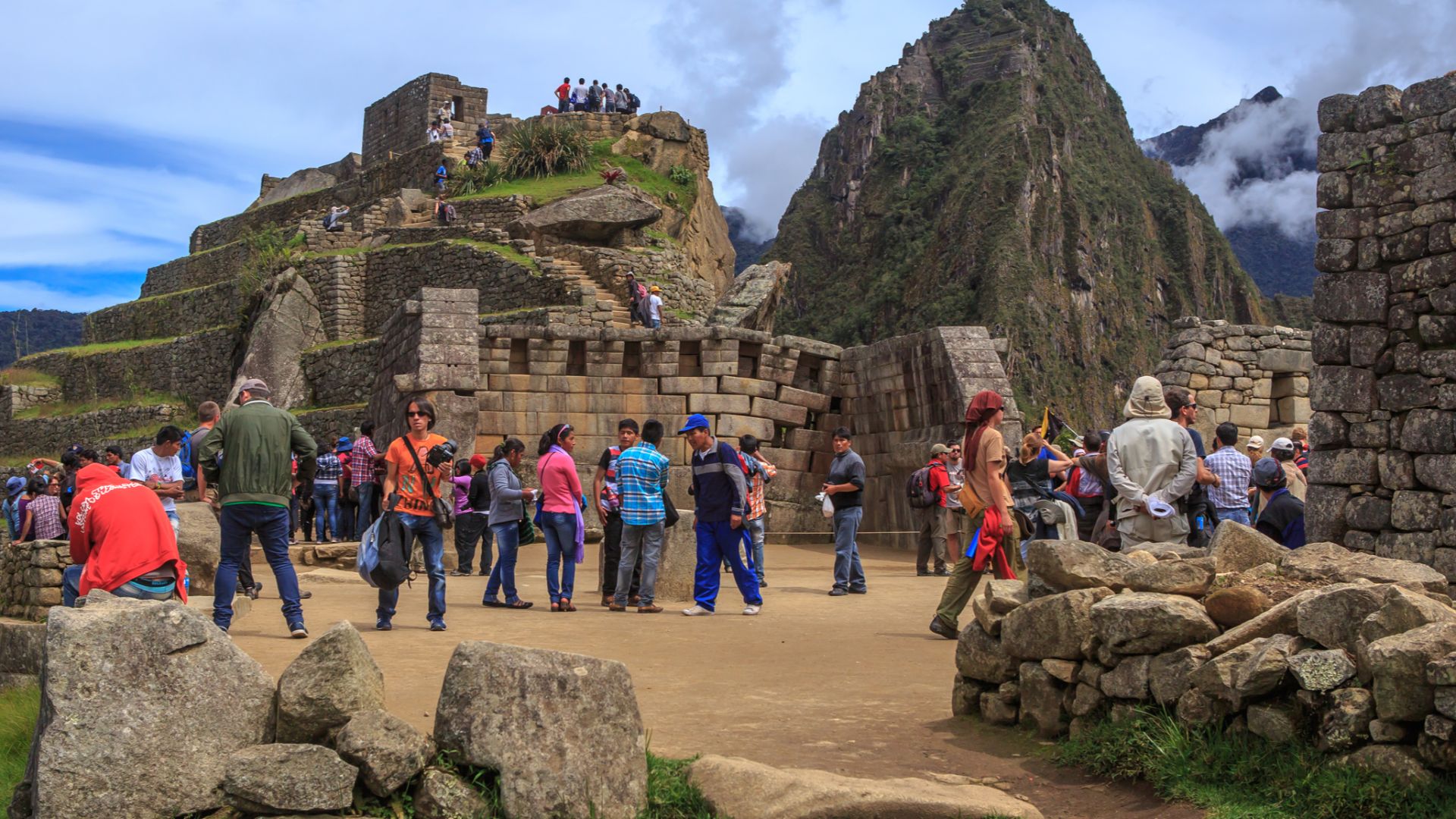 File:MACHU PICCHU…the crowds thicken (8444726823).jpg