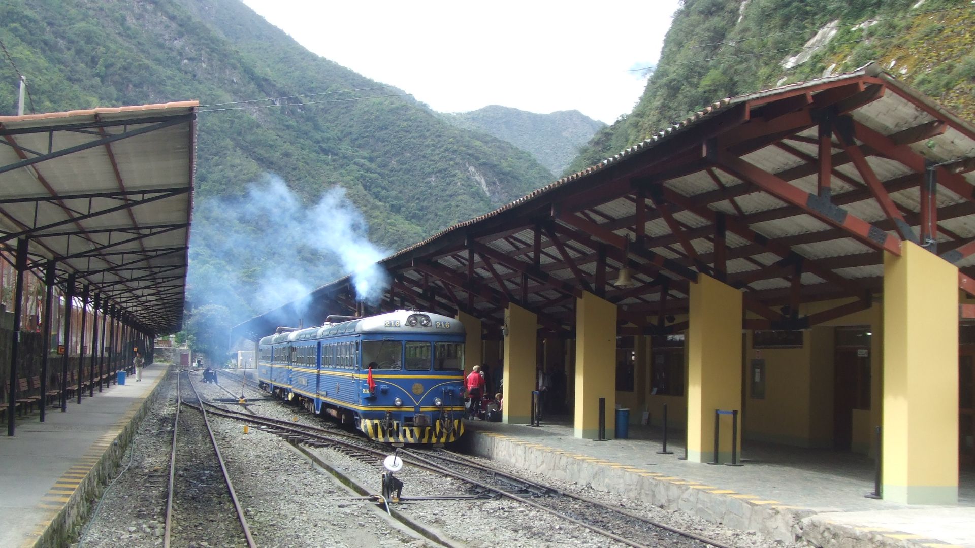File:Aguas Calientes Station (5687394569).jpg