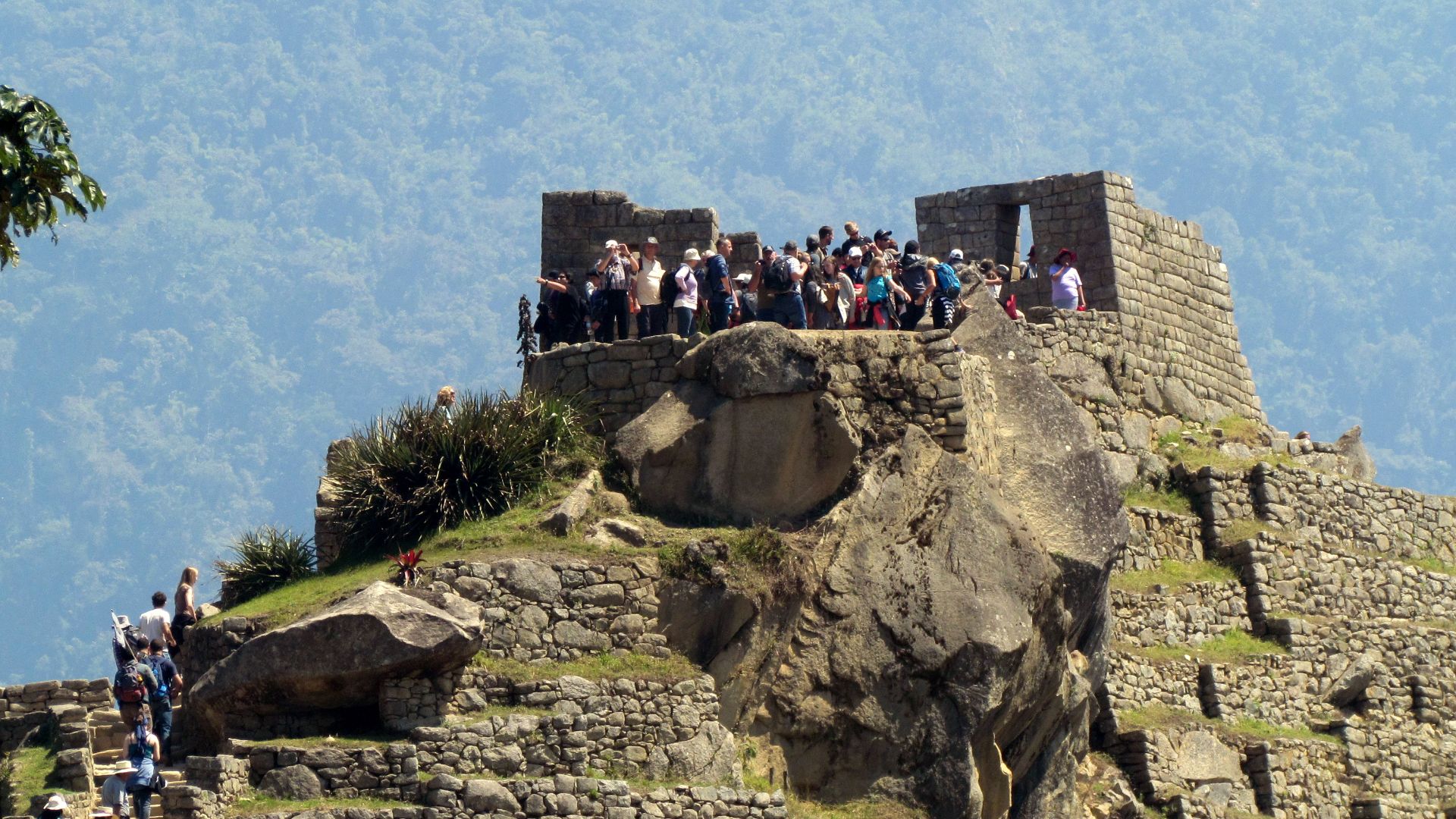 File:031 Crowd atop the Pyramid Machu Picchu Peru 2288 (15162680322).jpg