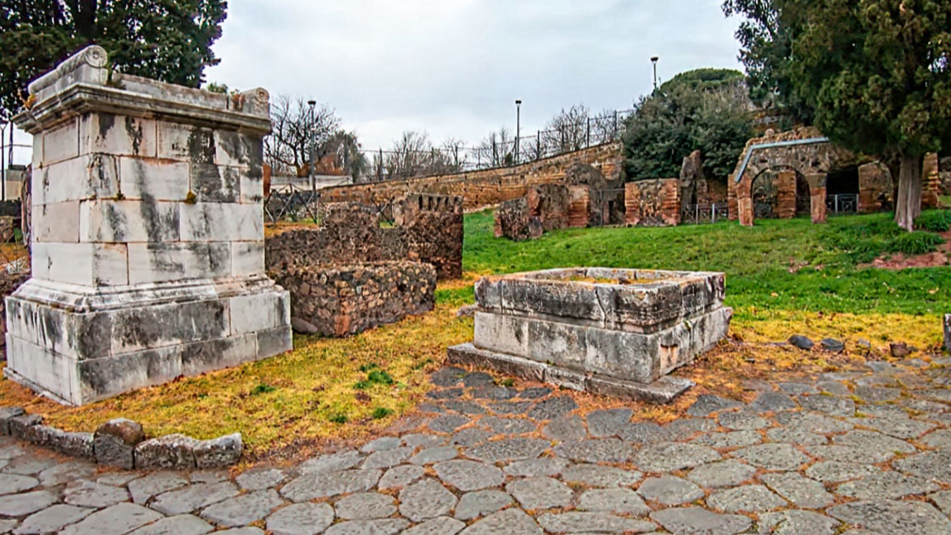 File:Tombs of the necropolis of the Herculaneum Gate Pompeii Walk 01.jpg