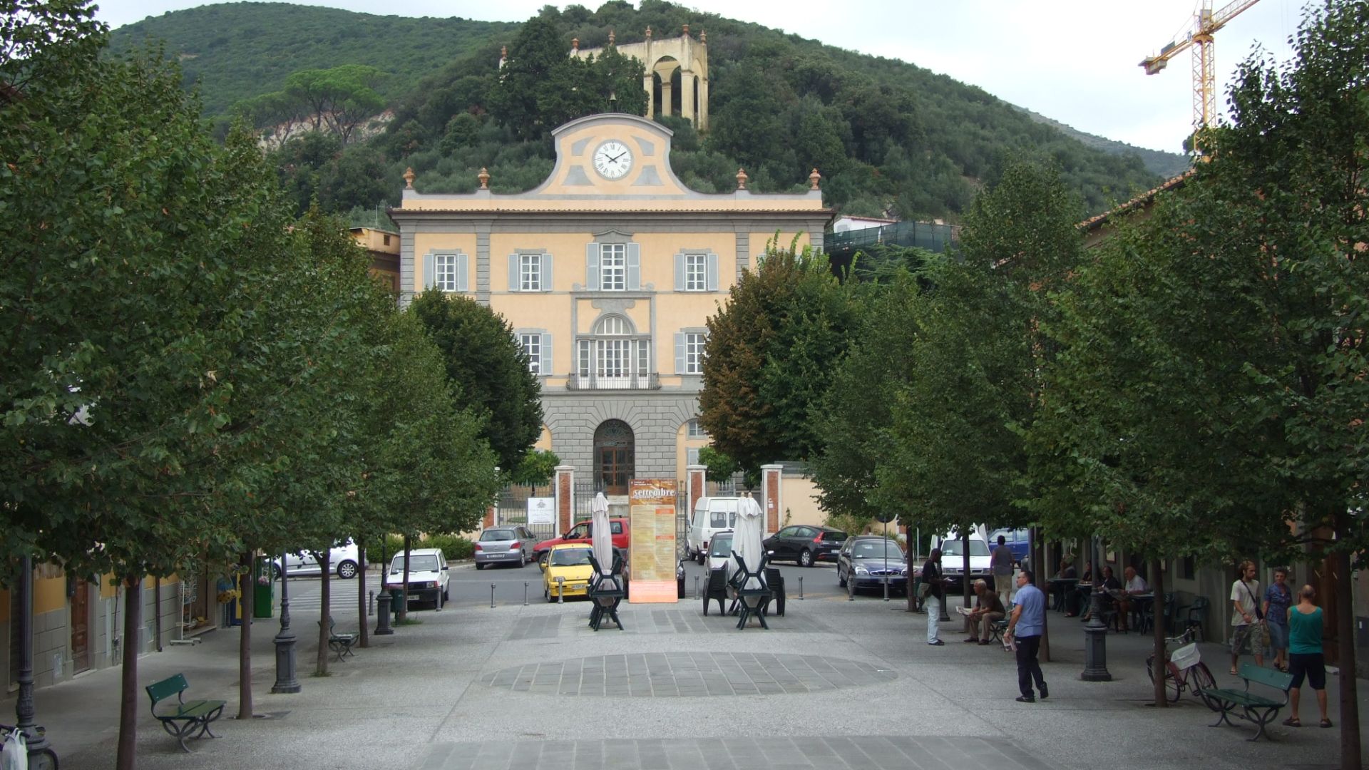 File:San Giuliano Terme, piazza Italia.jpg