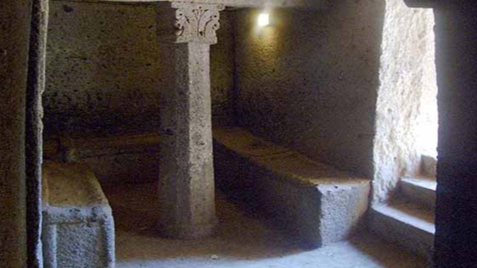 File:Banditaccia Tomba Dei Capitelli.jpg