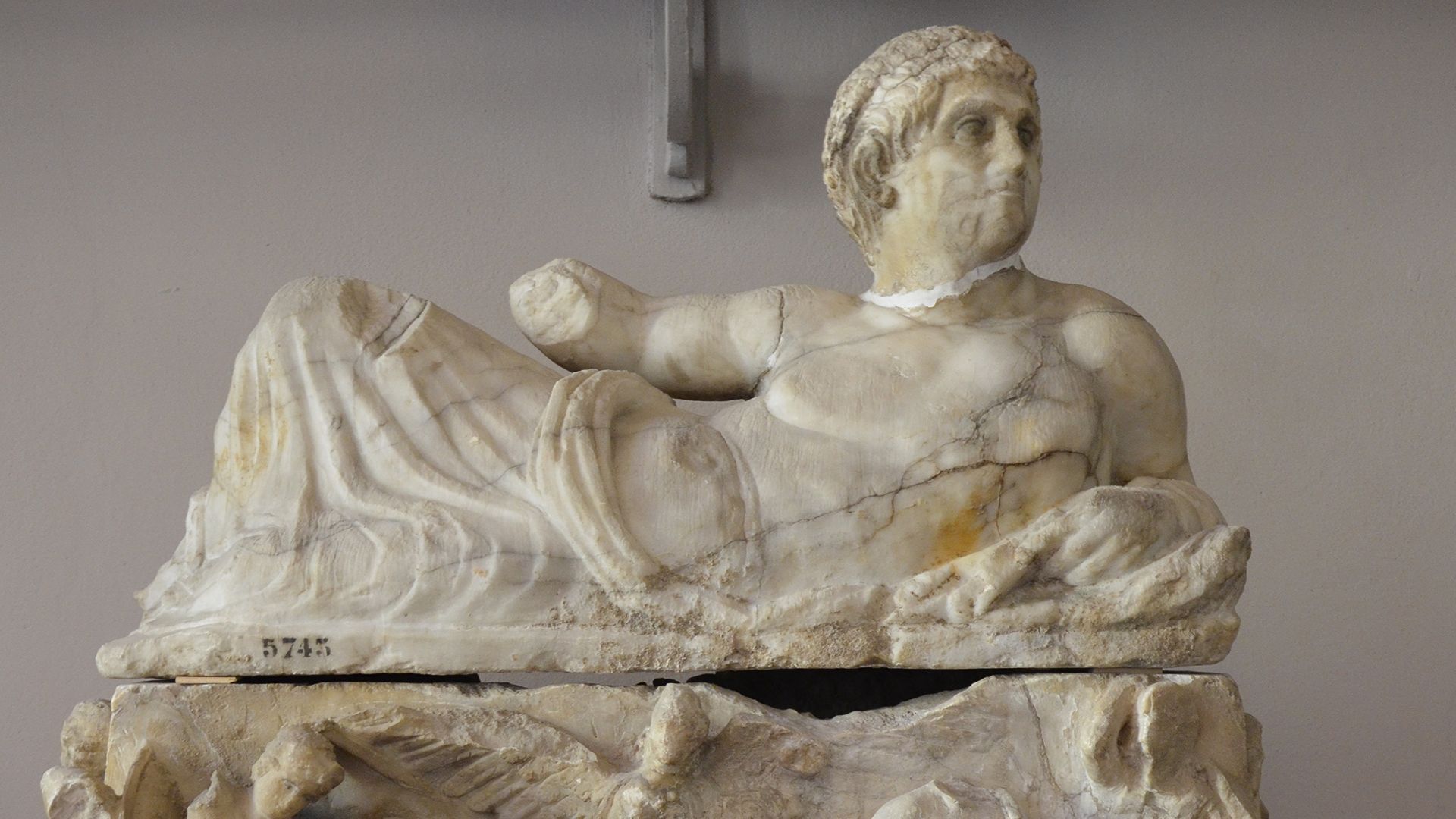 File:Etruscan funerary urn from Volterra, 2nd century BC, National Archaeological Museum of Florence, Italy (32361491720).jpg