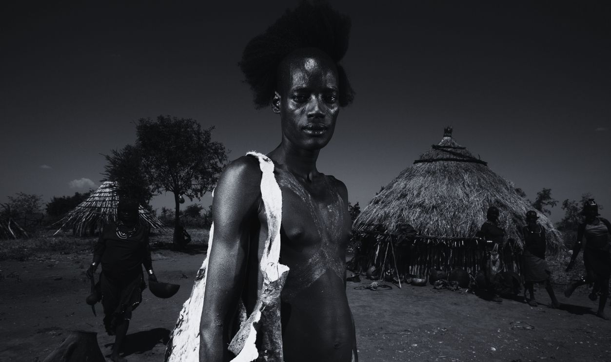 Gettyimages - Tribes of the Omo Valley DILABYNO, OMO VALLEY, ETHIOPIA, DECEMBER 2007: Images of the Beshadar people, closely related to the Hamar tribe, in a traditional bull-jumping ceremony on December 14, 2007 in the Omo Valley, South West Ethiopia. The bull-jumping ceremony is one of the most important in a man's life, and once completed allows him to take a wife and marry. 