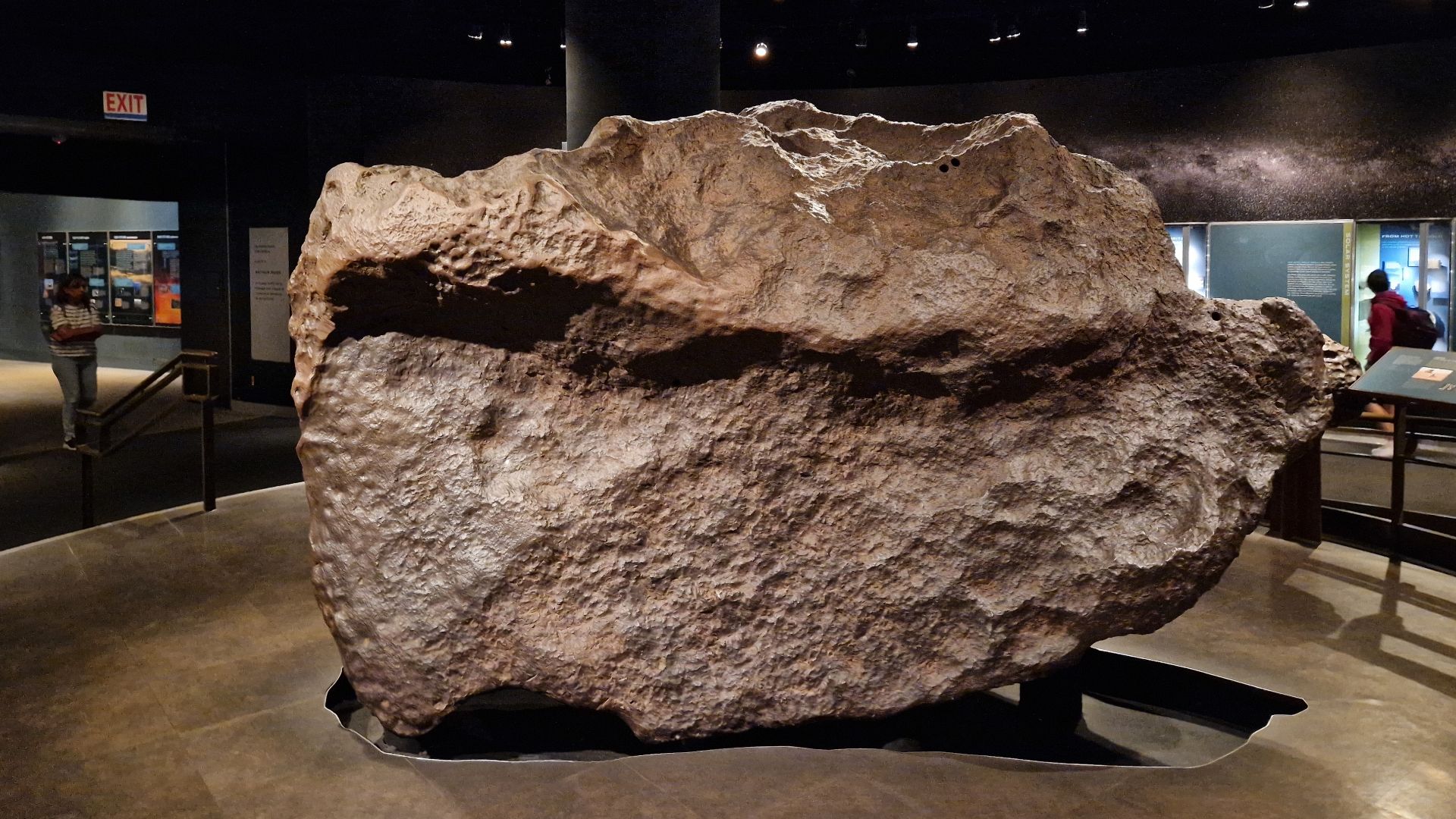 File:Meteorite in the American Museum of Natural History, New York City, 20231005 140845.jpg