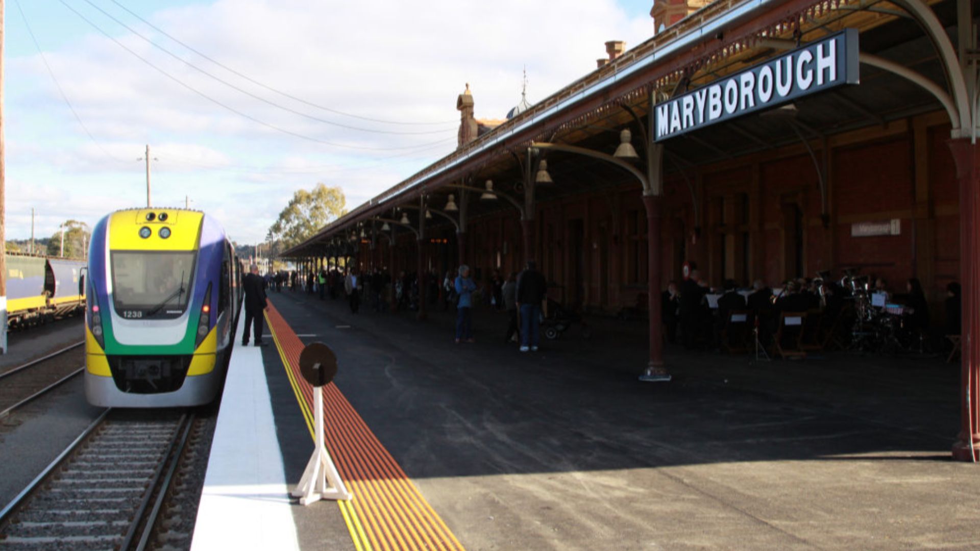 File:VLine train at Maryborough.jpg
