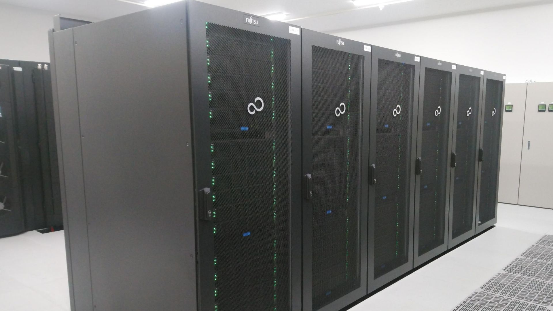 File:Meteorological Research Institute Fujitsu Primergy.jpg