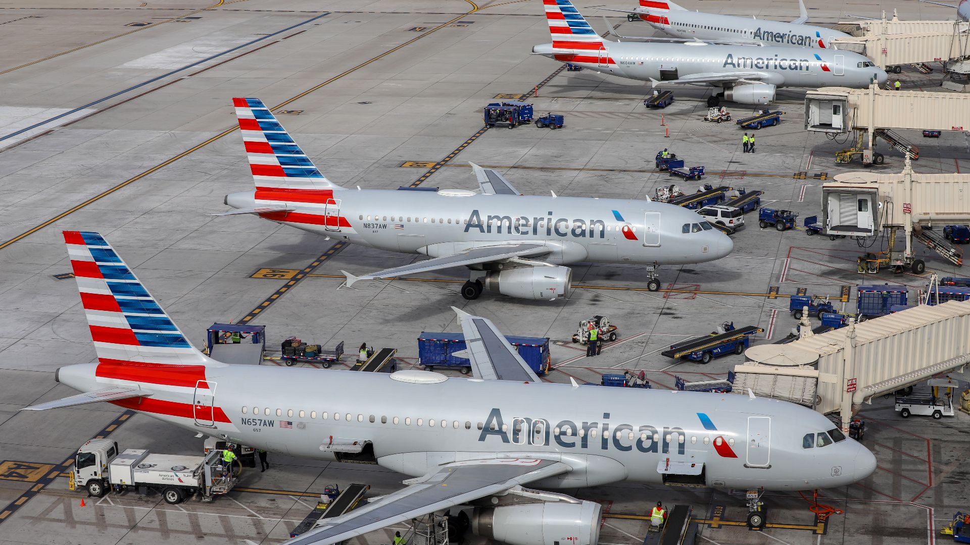 File:American Airlines aircraft at PHX (N657AW, N837AW, N604AW, N845NN) - Quintin Soloviev.jpg