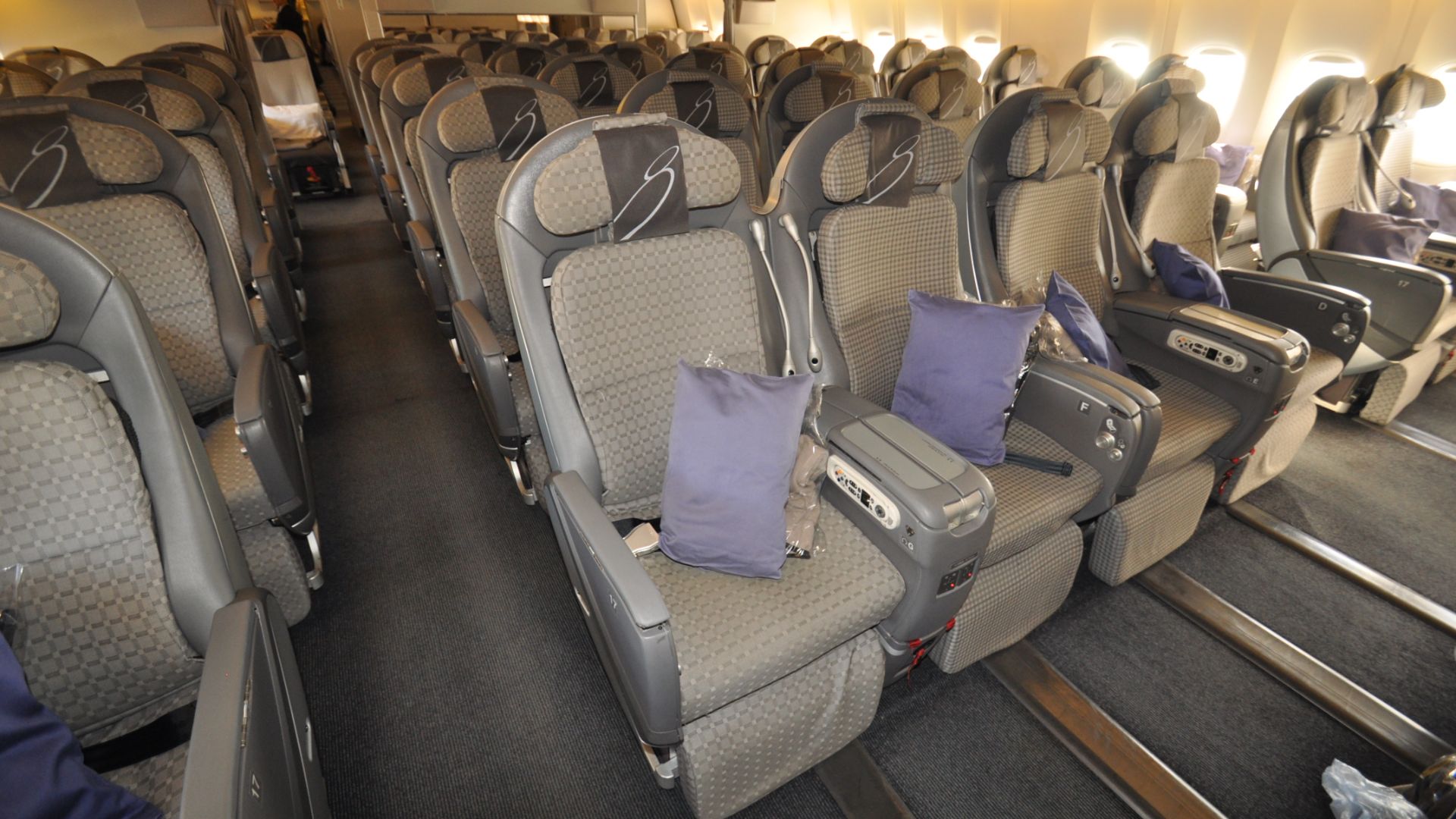 File:JAL Premium Economy class SKY SHELL SEAT.JPG