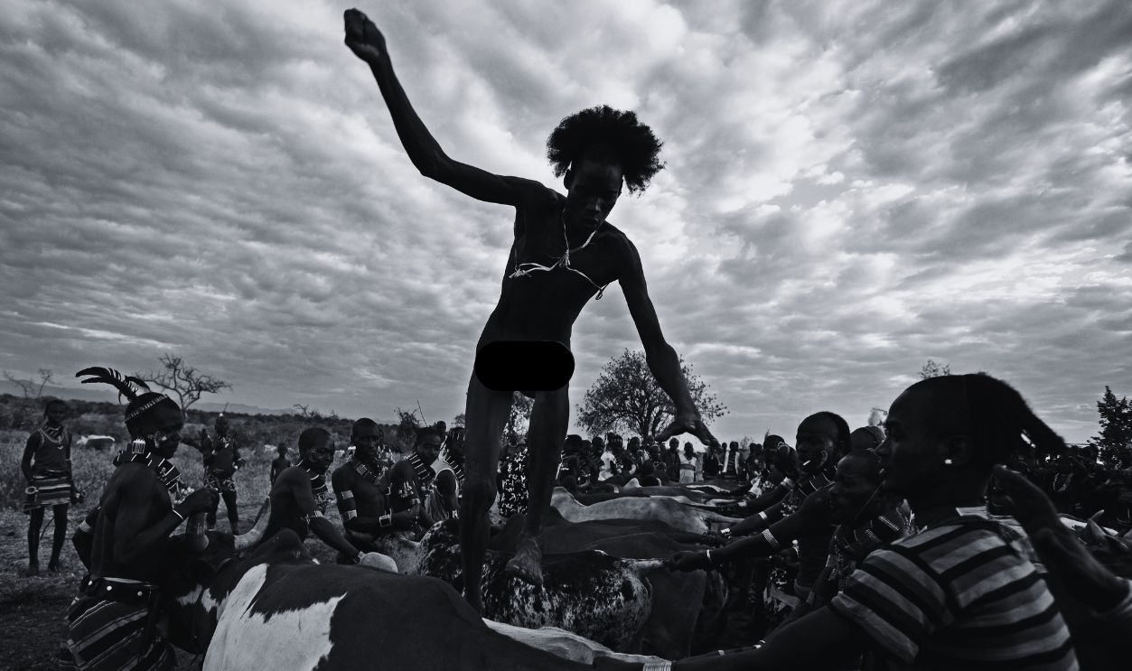 Gettyimages - 111848255, Tribes of the Omo Valley DILABYNO, OMO VALLEY, ETHIOPIA, DECEMBER 2007: Images of the Beshadar people, closely related to the Hamar tribe, in a traditional bull-jumping ceremony on December 14, 2007 in the Omo Valley, South West Ethiopia. The bull-jumping ceremony is one of the most important in a man's life, and once completed allows him to take a wife and marry. 