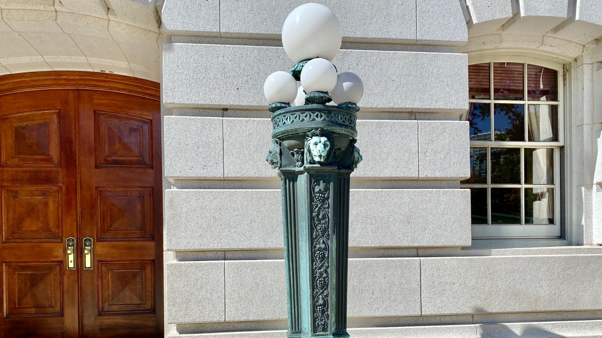 File:Lamppost, Wisconsin State Capitol, Capitol Square, Madison, WI (52734143559).jpg