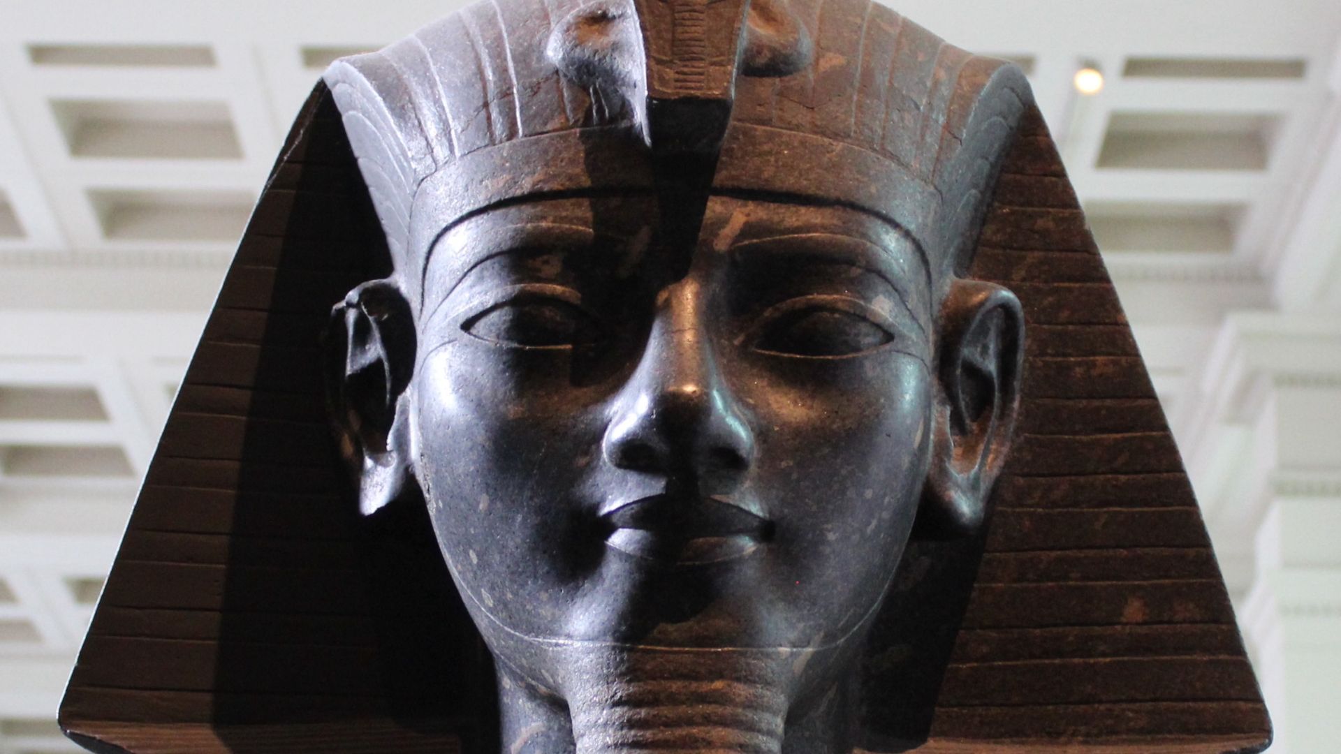 File:Head of statue depicting new kingdom pharaoh Amenhotep III.jpg