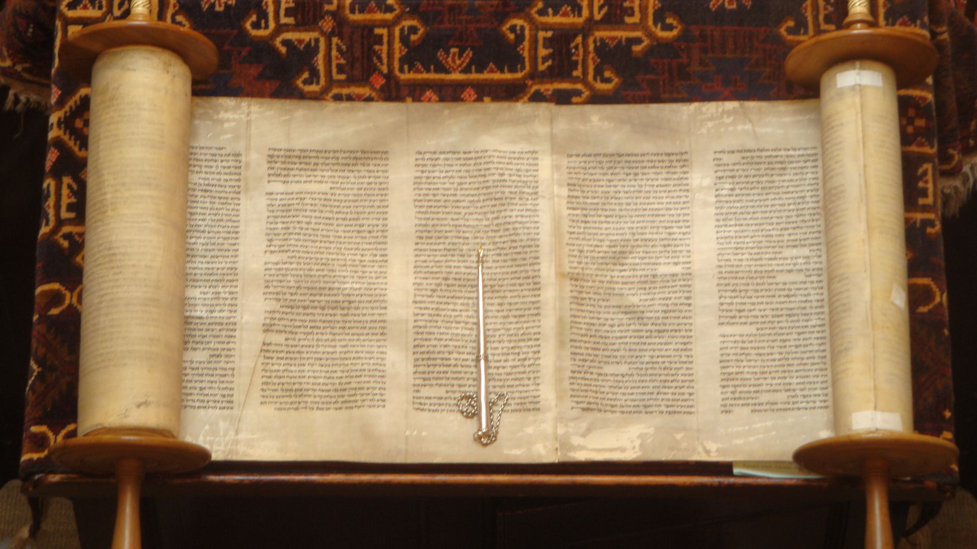 File:Open Torah scroll.jpg